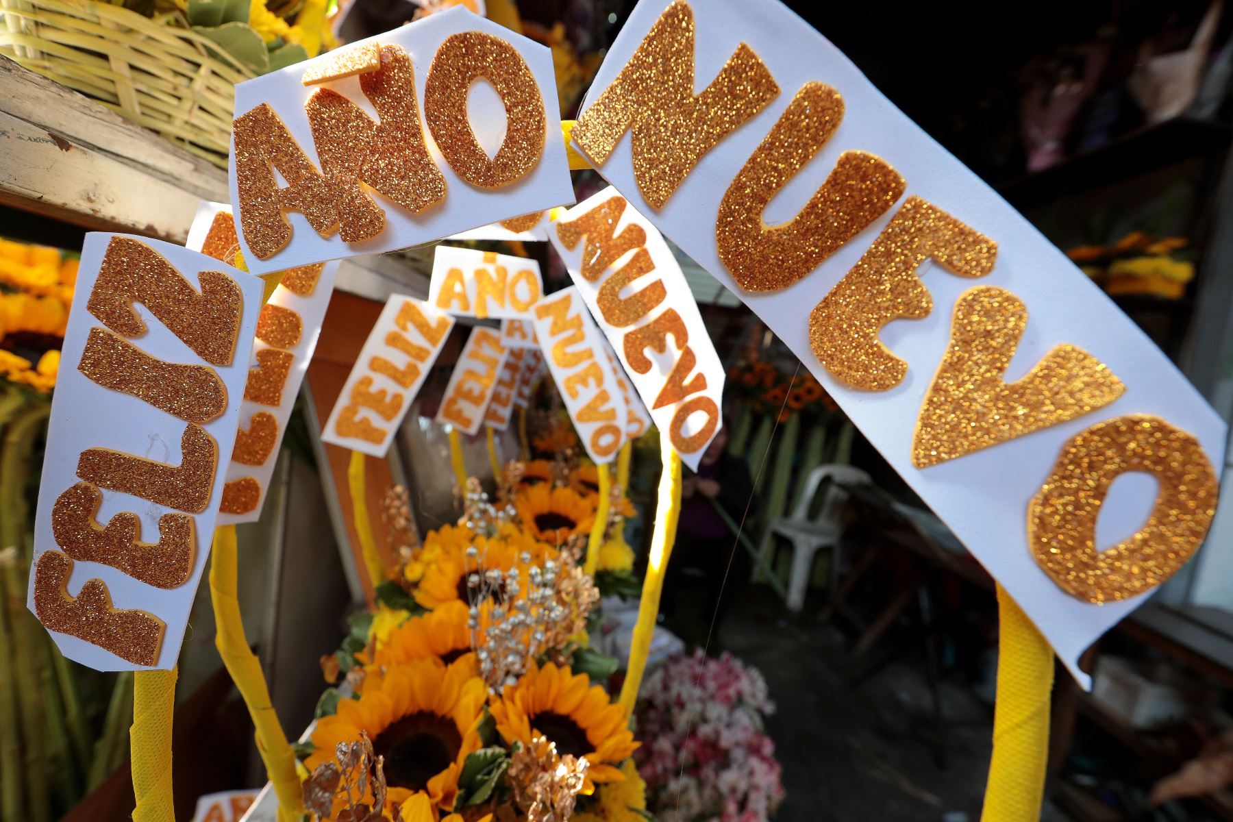 Arreglos decorativos con mensajes de "Feliz Año Nuevo" acompañan la tradición de las flores amarillas, cada vez más presente en los hogares peruanos.
Foto: ANDINA/Verónica Calderón Zúñiga