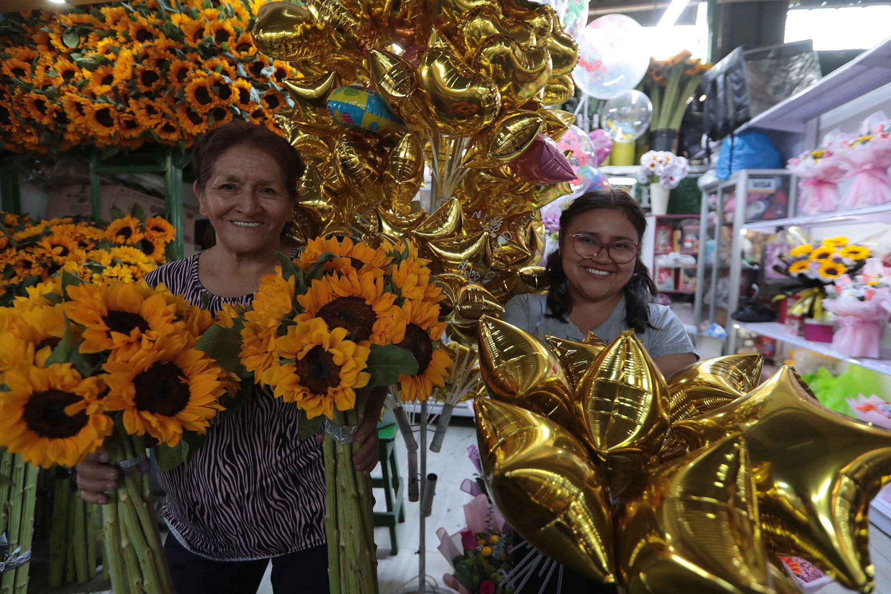 Es tradición en el Perú, cada vez más popular, la colocación de flores amarillas en el hogar, con lo cual se busca atraer el éxito y optimismo en el Año Nuevo.
Foto: ANDINA/Verónica Calderón Zúñiga