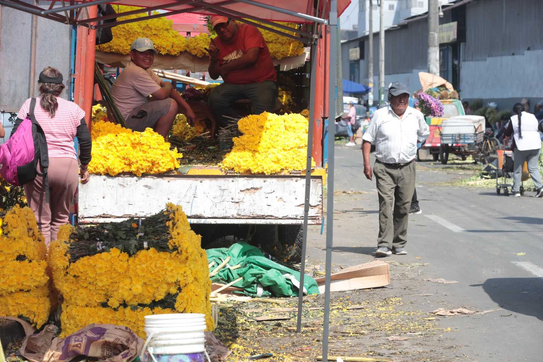 Comerciantes del Mercado de flores del Rimac ofrecen girasoles y flores amarillas , uno de los elementos más buscados para atraer prosperidad y buenos augurios al iniciar el Año Nuevo.
Foto: ANDINA/Verónica Calderón Zúñiga