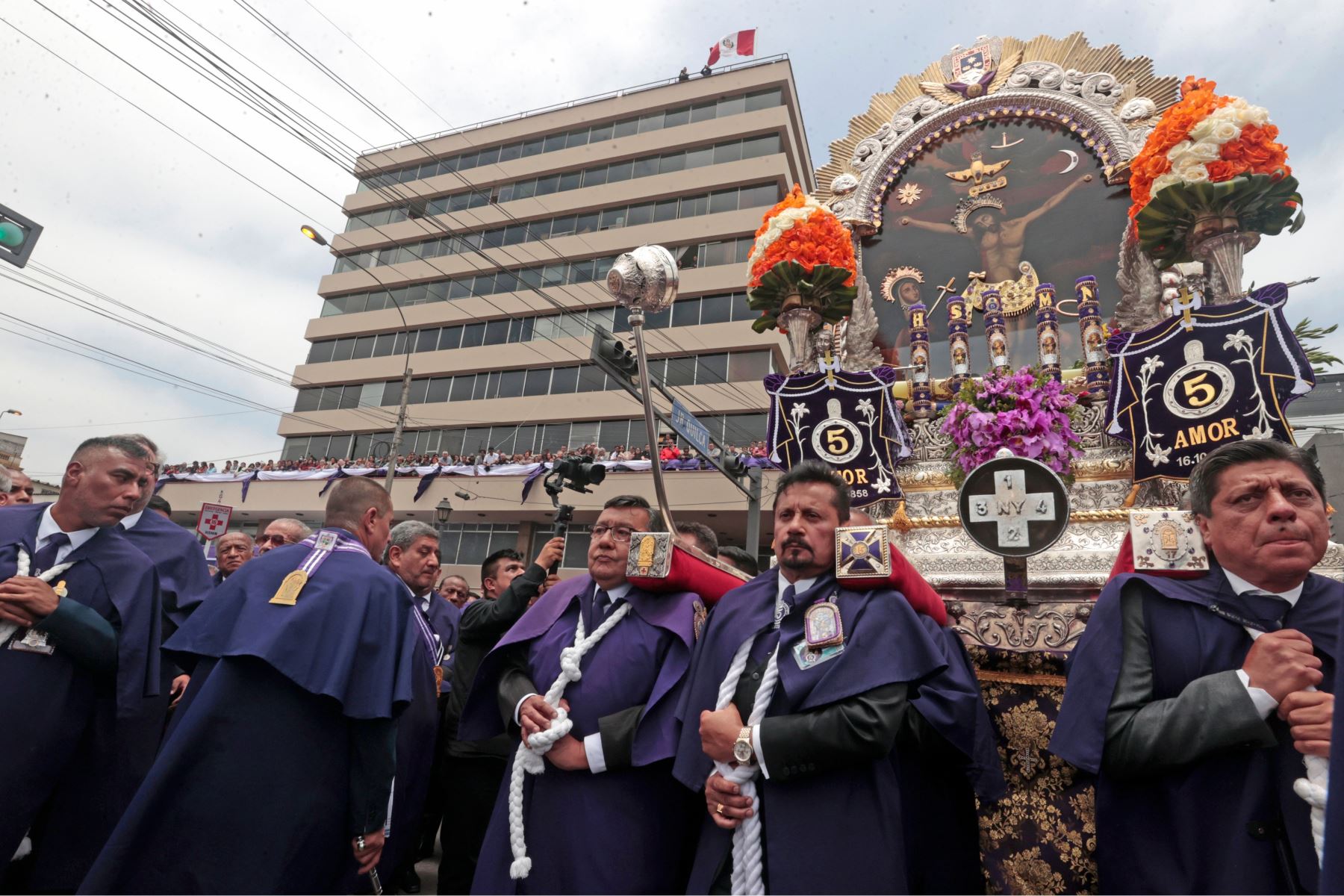 La procesión del Señor de los Milagros, una tradición de incomparable fe, fervor y devoción. Foto: Vidal Tarqui