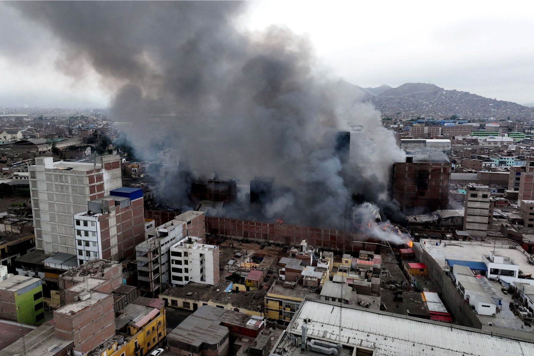Un gran incendio en Barrios Altos movilizó a bomberos y autoridades ante la emergencia. Foto: PCM