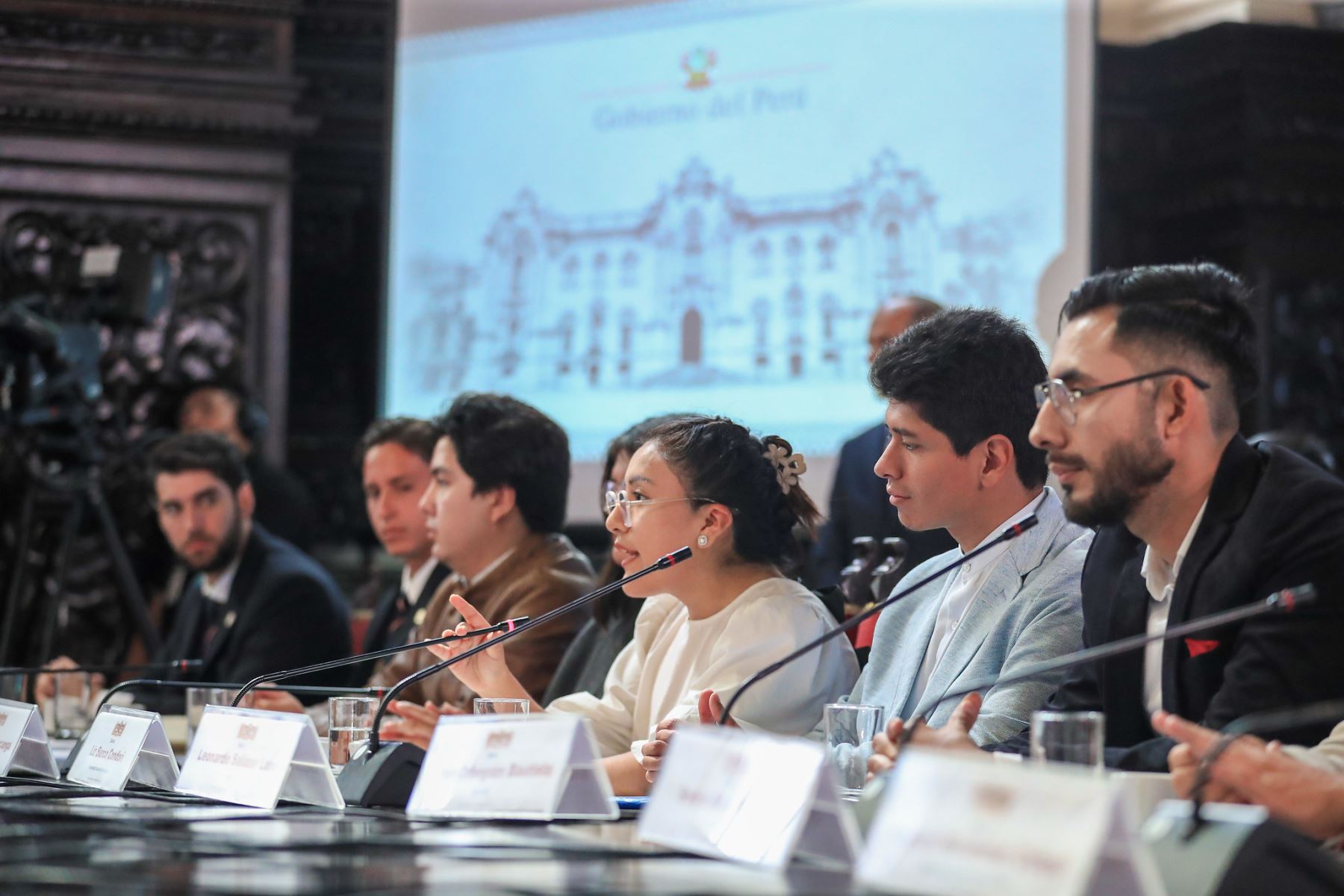 El presidente José Jerí lidera la reunión de trabajo “Compromiso Profesional con el Futuro del Perú” y la exposición “Visión del Perú al 2050”, un espacio de diálogo con jóvenes profesionales, egresados y estudiantes para reflexionar y aportar al desarrollo del Perú. Foto: ANDINA/Prensa Presidencia