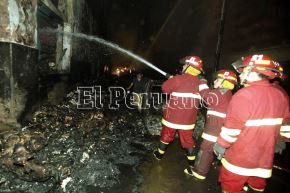 Lima - 29 diciembre 2001 / Bomberos tratan de apagar el fuego en la zona comercial Mesa Redonda en el centro de Lima. Foto: Archivo Histórico de EL PERUANO / Jack Ramón