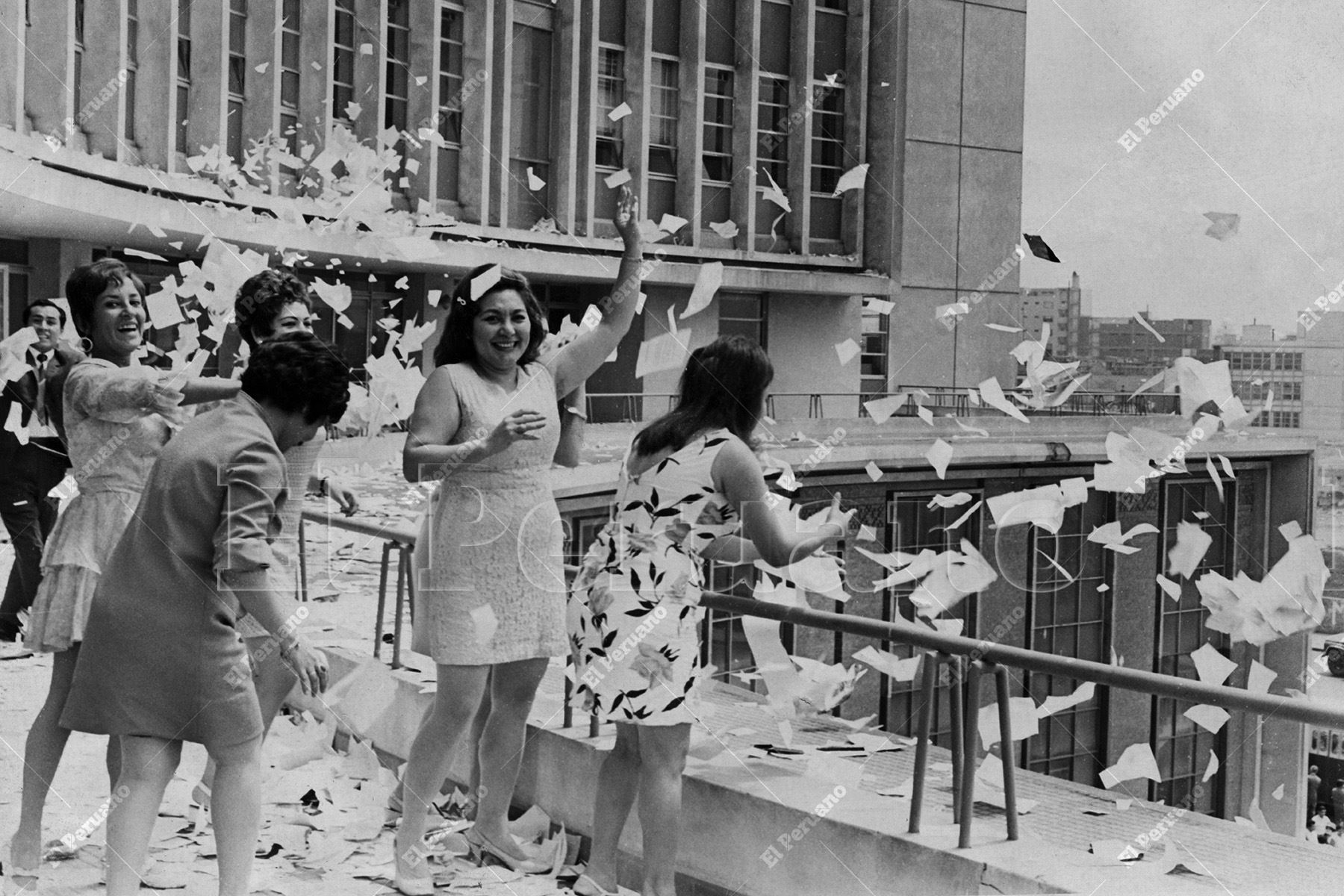 Lima - 31 diciembre 1970 / Empleados del Ministerio de Educación despiden el año 1970 con el tradicional arrojo de papeles y almanaques. Foto: Archivo Histórico de El Peruano