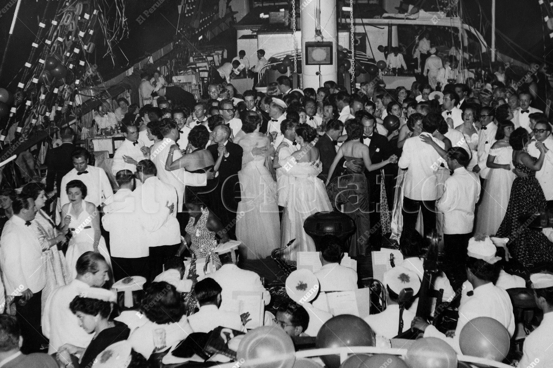 Callao - 1 enero 1955 / Ambiente de gran algarabía en el nuevo centro social que tiene su sede en la vieja nave velera bautizada  como "Malaboo". La fiesta de Año Nuevo congregó a numerosas parejas de altos círculos sociales, que bailaron hasta la salida del sol. El buque anclado en el Yacht Club del Callao, fue adornado con sugerentes motivos de "cotillón". Foto: Archivo Histórico de El Peruano