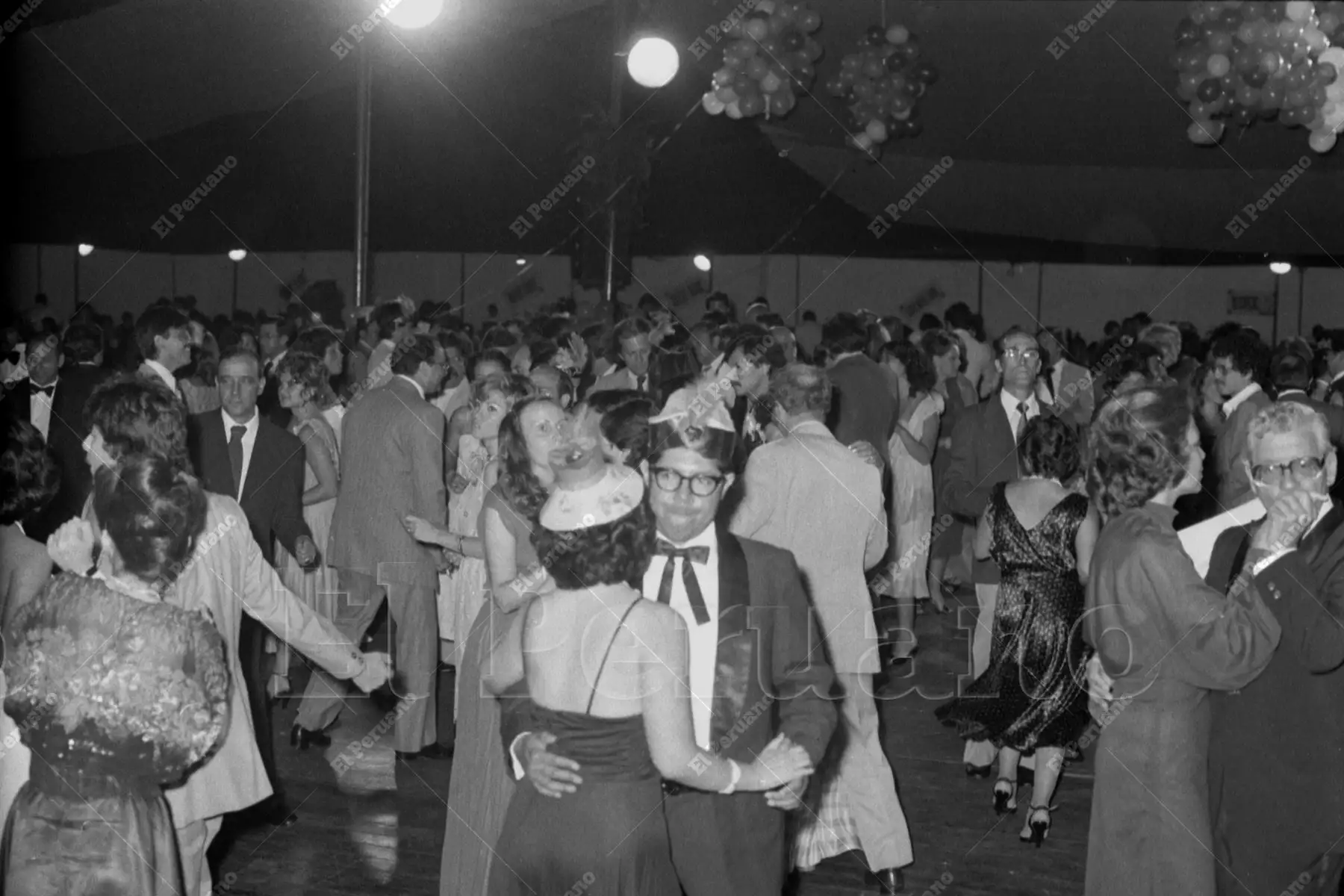 Lima - 31 diciembre 1979 /  En un ambiente de alegría los limeños recibieron el Año Nuevo 1980 en fiestas organizadas por tradicionales clubes y locales de la capital. Foto: Archivo Histórico de El Peruano / Orlando Adrianzén