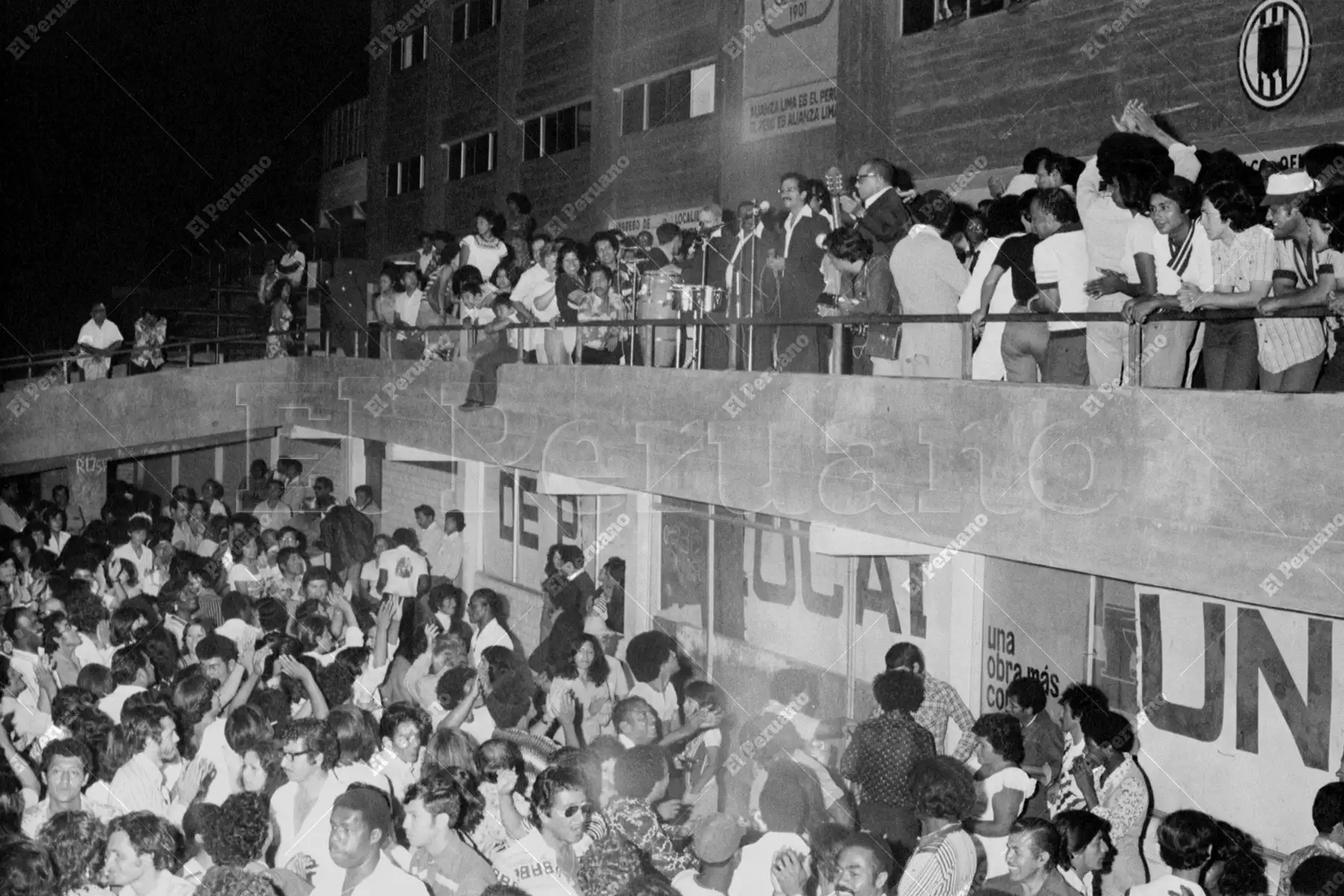 Lima - 1 enero 1979  / La Sonora Matancera se presentó en nuestro país tras 21 años.  La famosa agrupación cubana, dirigida por Rogelio Martínez, animó un fabuloso festival por Año Nuevo en el estadio de Alianza Lima. Foto: Archivo Histórico de El Peruano / Alejandro Aguirre