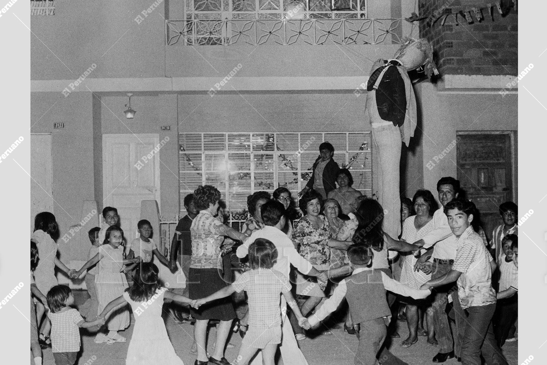 Lima – 31 diciembre 1978 / Vecinos de todas las edades participan en una fiesta alrededor de un muñeco que representa al año que termina, como parte de la tradición popular para dar la bienvenida al Año Nuevo. Foto: Archivo Histórico de El Peruano.
