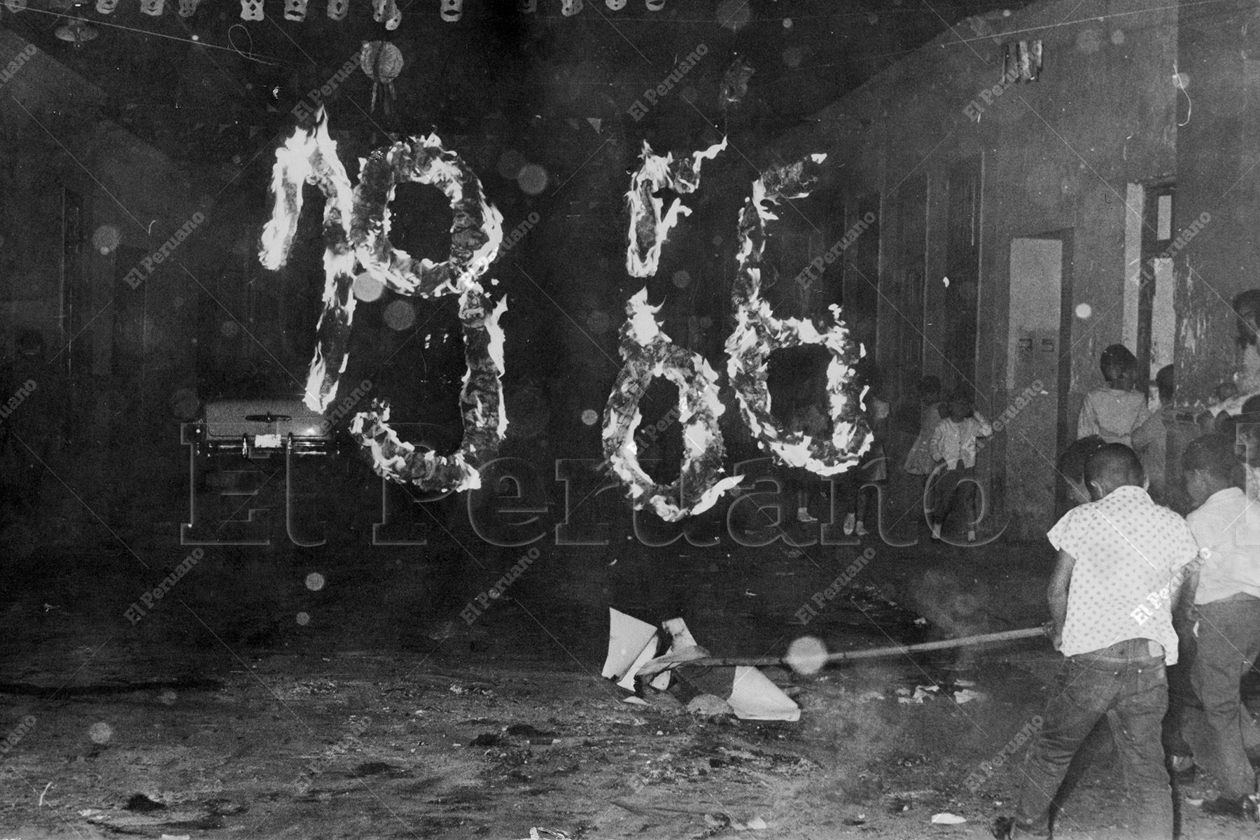 Lima - 1 enero 1967 / Celebración del año nuevo en el cercado de Lima. Los niños fueron los mas entusiastas a la hora de quemar los muñecos. Foto: Archivo Histórico de El Peruano