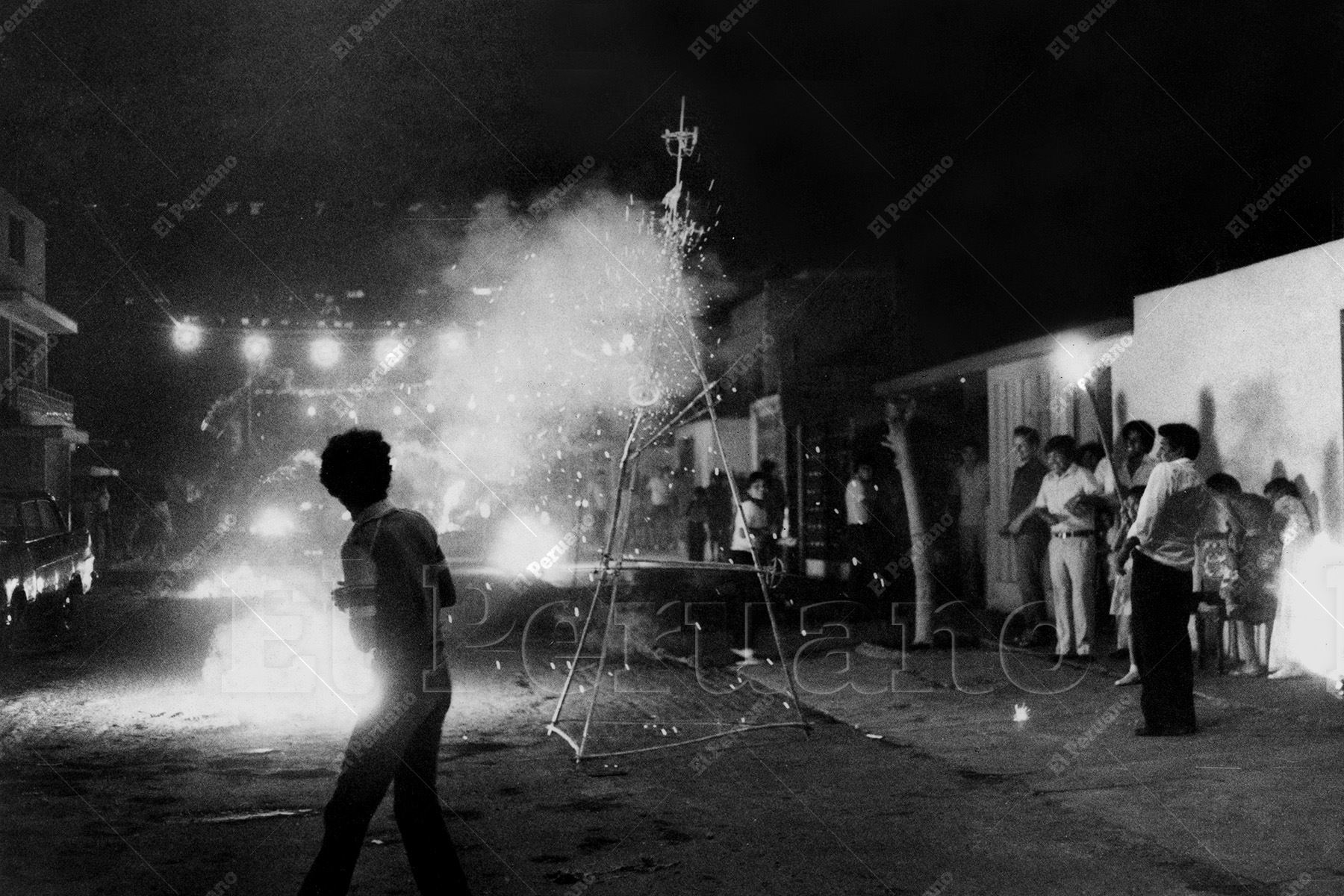 Lima - 1 enero 1983 / Un grupo de vecinos quema un castillo de fuegos artificiales dando la bienvenida al Año Nuevo 1983. Foto: Archivo Histórico de El Peruano /Máximo Miralles