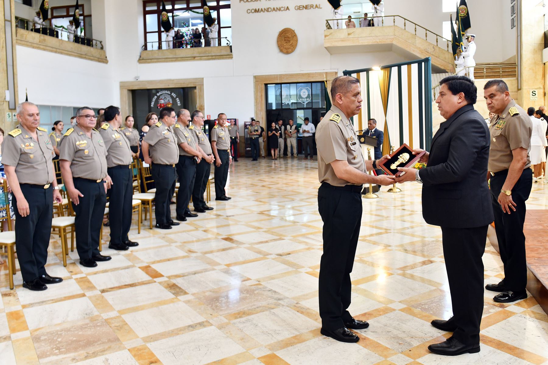 El ministro del Interior, Vicente Tiburcio Orbezo, rindió un homenaje a los oficiales generales de la Policía Nacional del Perú (PNP) que pasaron a la situación de retiro hoy lunes 29 de diciembre de 2025. Foto: Mininter