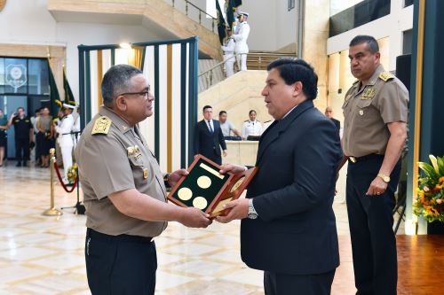 Ministerio del Interior rinde homenaje a oficiales generales PNP que pasan al retiro