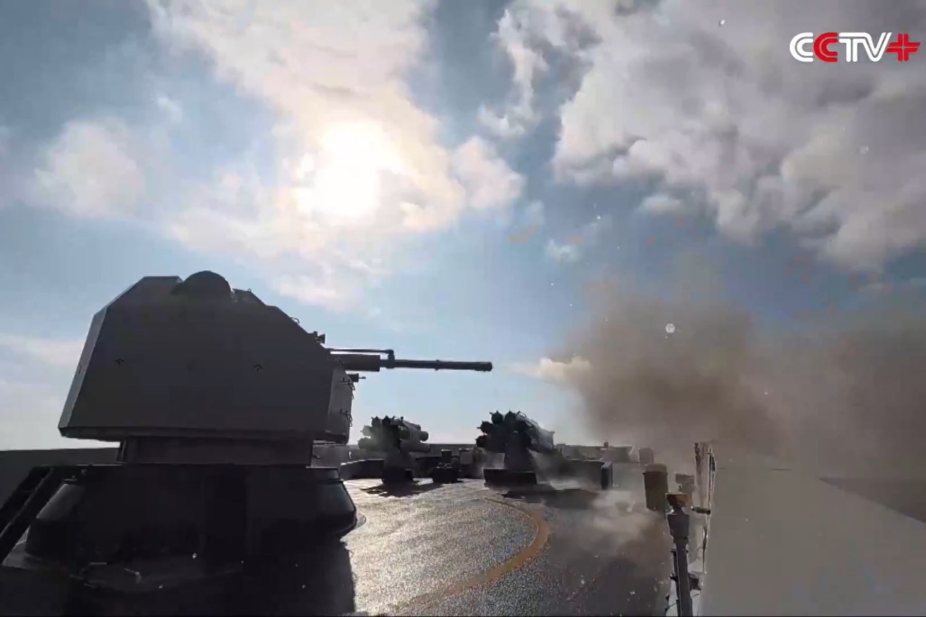 El Comando del Teatro Oriental del Ejército Popular de Liberación de China (EPL) realiza ejercicios militares en las aguas y espacio aéreo al este de la isla de Taiwán. Captura de pantalla: video difundido por CCTV+ en X.