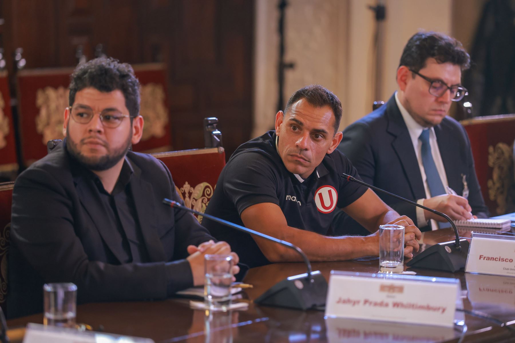El presidente de la República, José Jerí, acompañado de ministros de Estado y del comandante general de la Policía Nacional, se reunió con dirigentes de los clubes Alianza Lima y Universitario de Deportes, con los cuales finalmente se acordó realizar la Noche Crema y la Noche Blanquiazul el mismo día el sábado 24 de enero de 2026. Foto: ANDINA/Presidencia