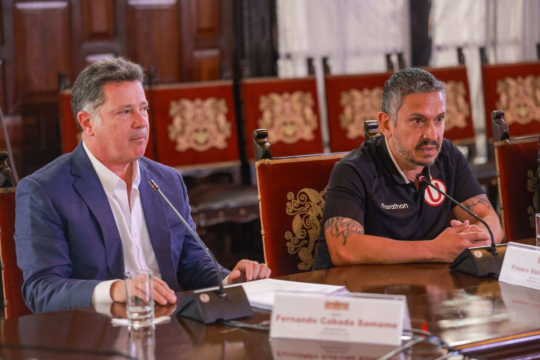 El presidente de la República, José Jerí, acompañado de ministros de Estado y del comandante general de la Policía Nacional, se reunió con dirigentes de los clubes Alianza Lima y Universitario de Deportes, con los cuales finalmente se acordó realizar la Noche Crema y la Noche Blanquiazul el mismo día el sábado 24 de enero de 2026. Foto: ANDINA/Presidencia