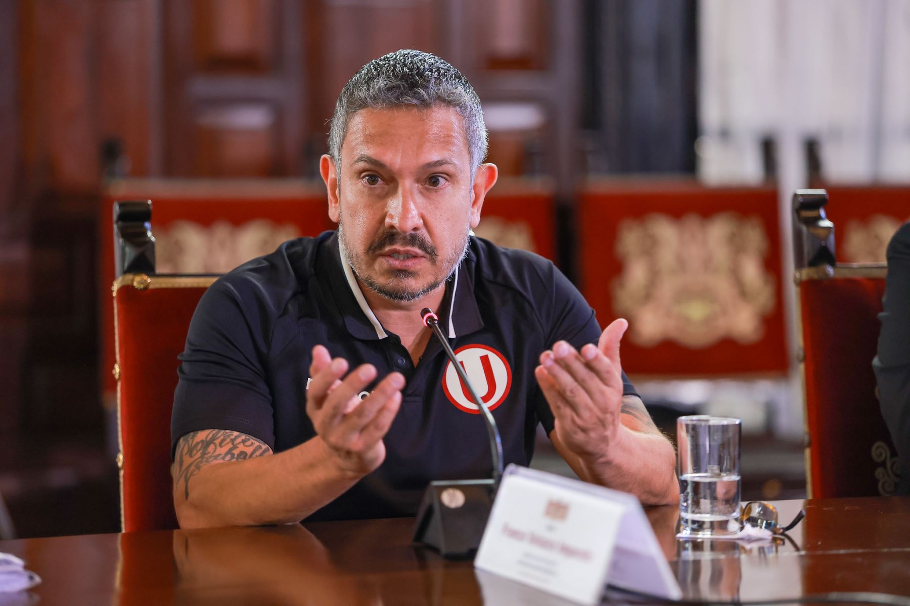 El presidente de la República, José Jerí, acompañado de ministros de Estado y del comandante general de la Policía Nacional, se reunió con dirigentes de los clubes Alianza Lima y Universitario de Deportes, con los cuales finalmente se acordó realizar la Noche Crema y la Noche Blanquiazul el mismo día el sábado 24 de enero de 2026. Foto: ANDINA/Presidencia