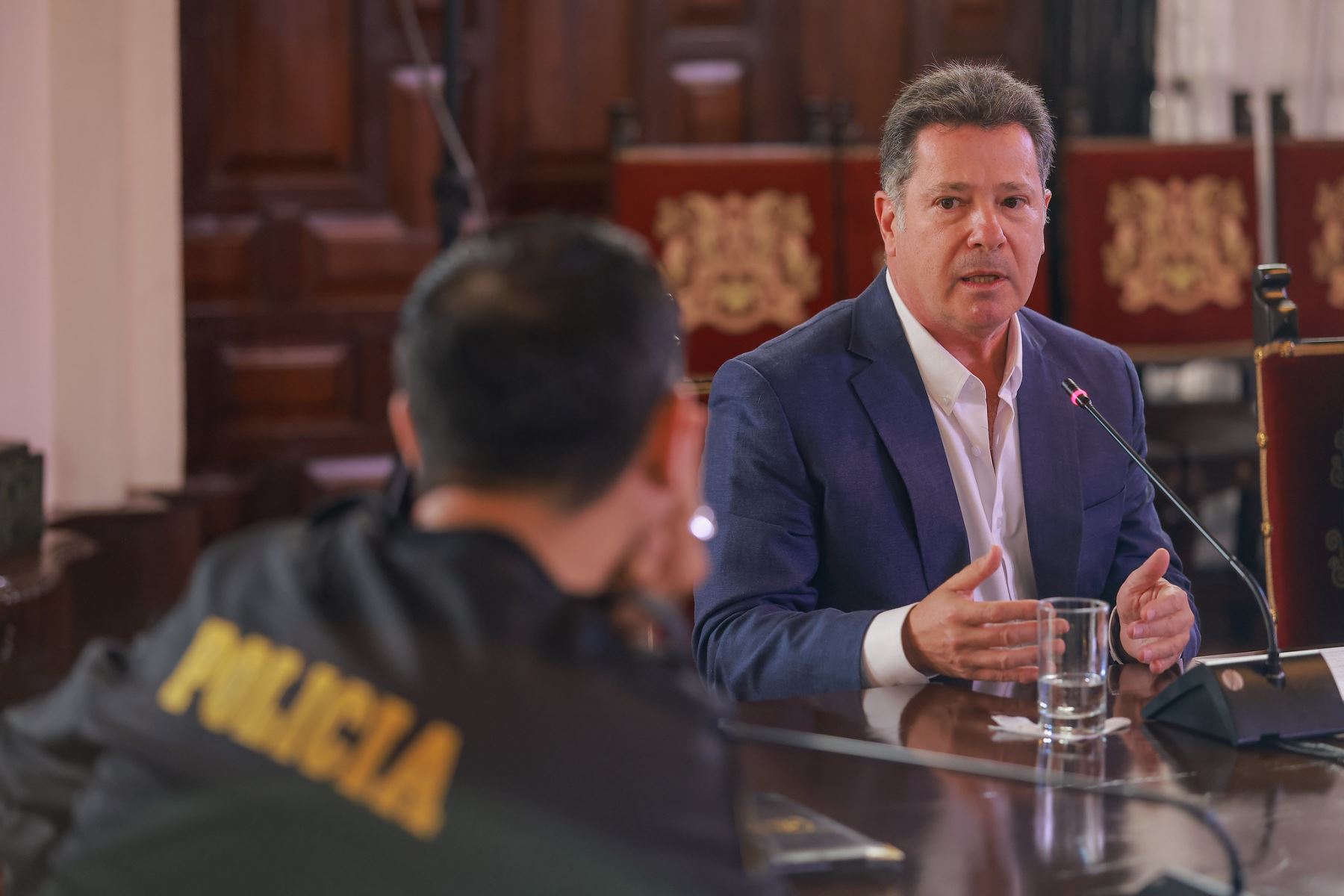 El presidente de la República, José Jerí, acompañado de ministros de Estado y del comandante general de la Policía Nacional, se reunió con dirigentes de los clubes Alianza Lima y Universitario de Deportes, con los cuales finalmente se acordó realizar la Noche Crema y la Noche Blanquiazul el mismo día el sábado 24 de enero de 2026. Foto: ANDINA/Presidencia