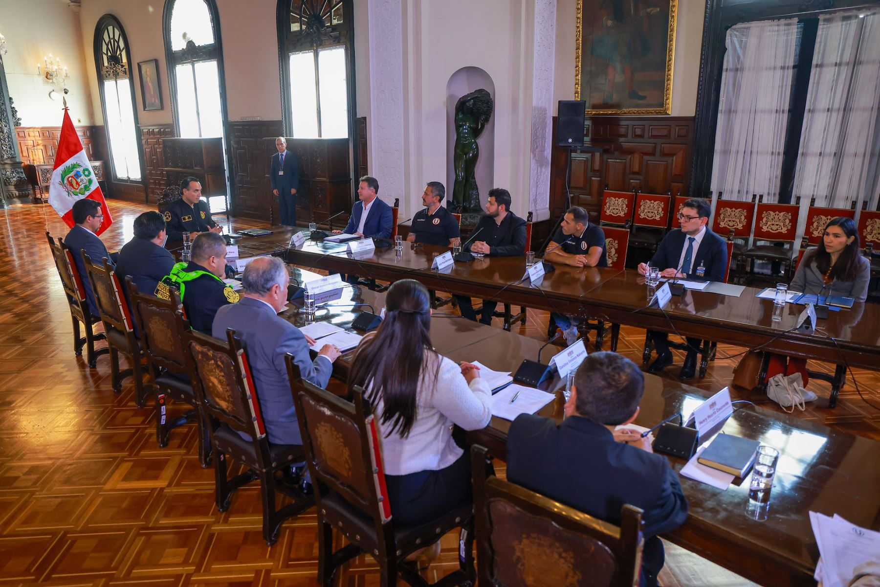 El presidente de la República, José Jerí, acompañado de ministros de Estado y del comandante general de la Policía Nacional, se reunió con dirigentes de los clubes Alianza Lima y Universitario de Deportes, con los cuales finalmente se acordó realizar la Noche Crema y la Noche Blanquiazul el mismo día el sábado 24 de enero de 2026. Foto: ANDINA/Presidencia