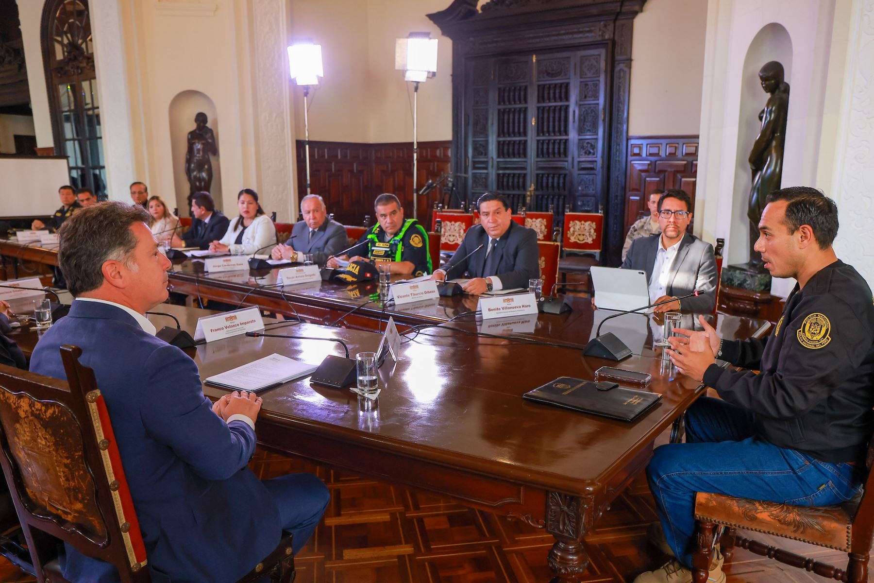 El presidente de la República, José Jerí, acompañado de ministros de Estado y del comandante general de la Policía Nacional, se reunió con dirigentes de los clubes Alianza Lima y Universitario de Deportes, con los cuales finalmente se acordó realizar la Noche Crema y la Noche Blanquiazul el mismo día el sábado 24 de enero de 2026. Foto: ANDINA/Presidencia