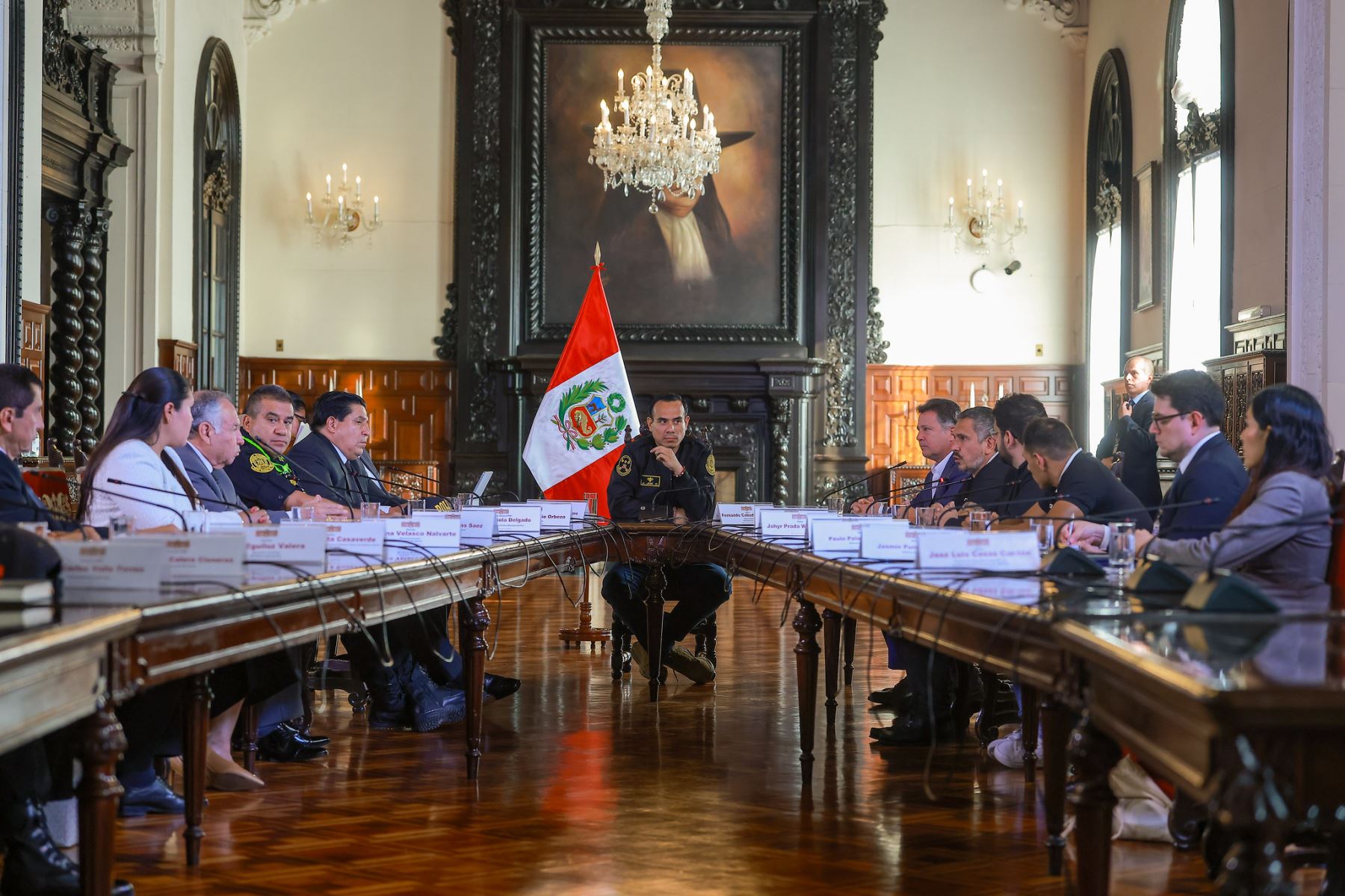 El presidente de la República, José Jerí, acompañado de ministros de Estado y del comandante general de la Policía Nacional, se reunió con dirigentes de los clubes Alianza Lima y Universitario de Deportes, con los cuales finalmente se acordó realizar la Noche Crema y la Noche Blanquiazul el mismo día el sábado 24 de enero de 2026. Foto: ANDINA/Presidencia