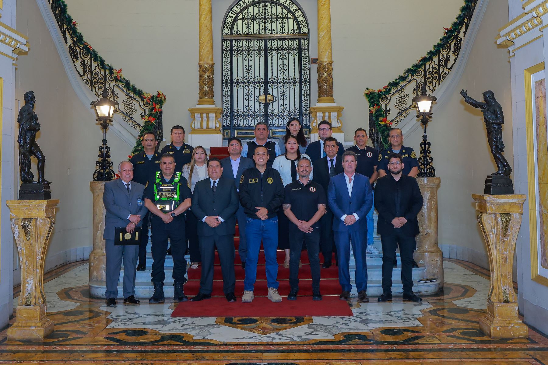 El presidente de la República, José Jerí, acompañado de ministros de Estado y del comandante general de la Policía Nacional, se reunió con dirigentes de los clubes Alianza Lima y Universitario de Deportes, con los cuales finalmente se acordó realizar la Noche Crema y la Noche Blanquiazul el mismo día el sábado 24 de enero de 2026. Foto: ANDINA/Presidencia