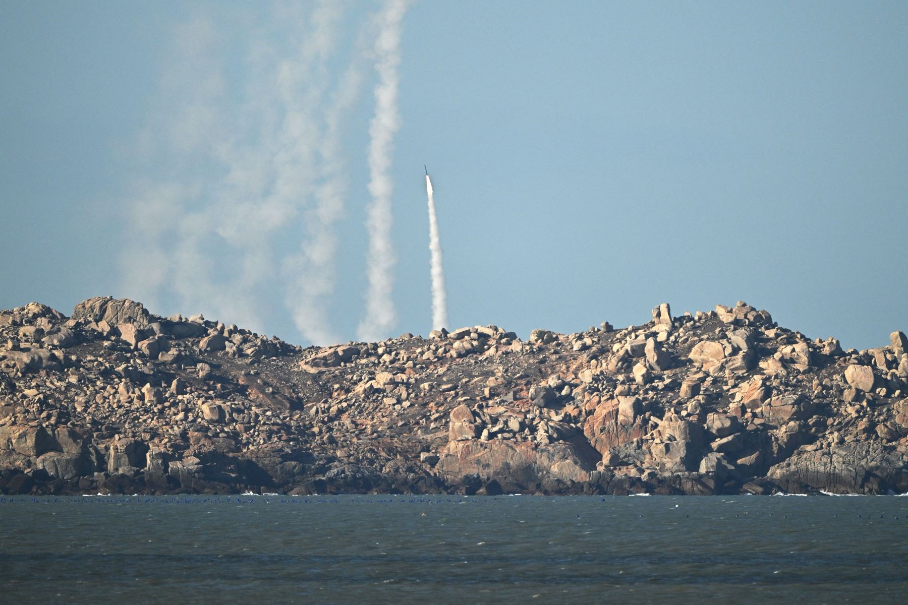 El Ejército Popular de Liberación de China dispara un cohete al aire durante los ejercicios militares en la isla de Pingtan, en la provincia oriental china de Fujian, el punto más cercano a Taiwán. Foto: AFP