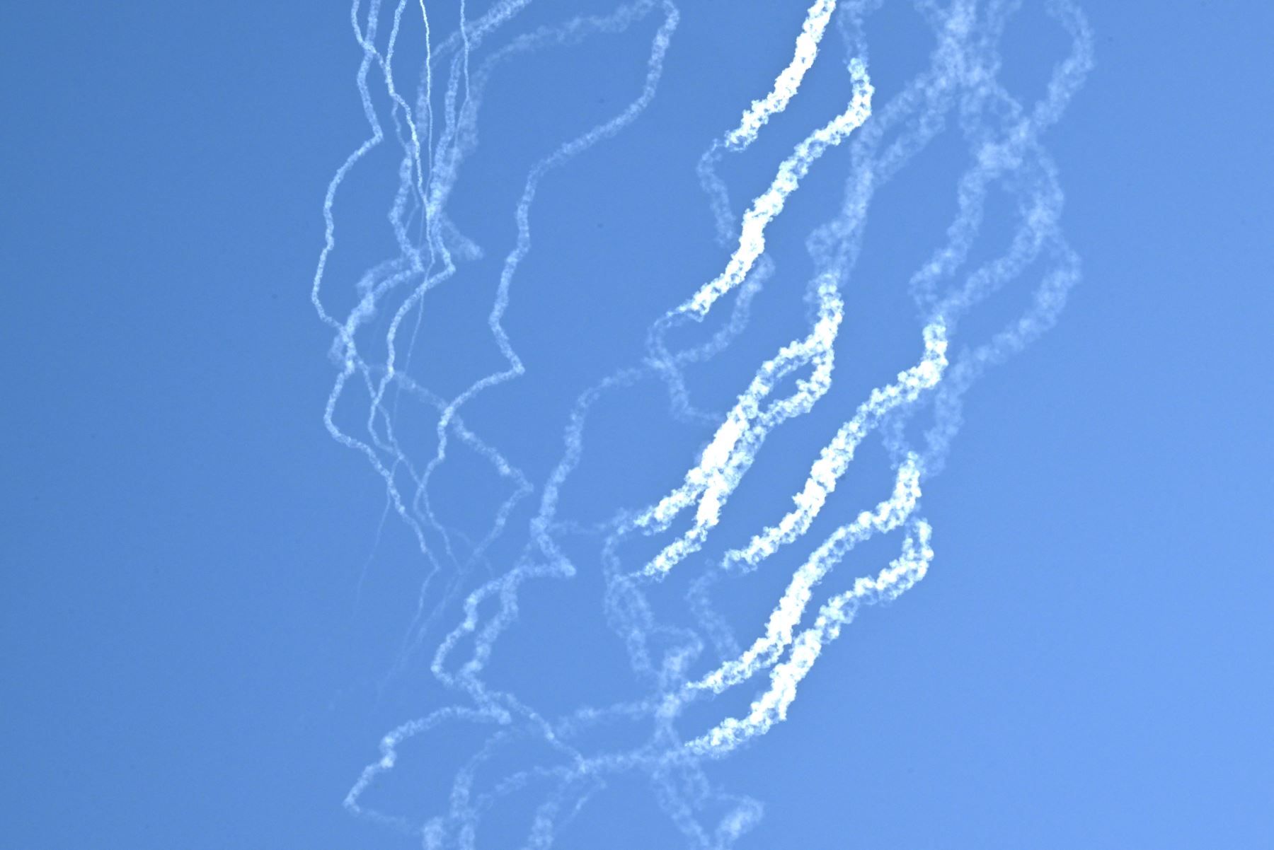 Se observan estelas de humo después de que el Ejército Popular de Liberación de China disparara cohetes al aire durante ejercicios militares en la isla de Pingtan, en la provincia oriental china de Fujian, el punto más cercano a Taiwán. Foto: AFP