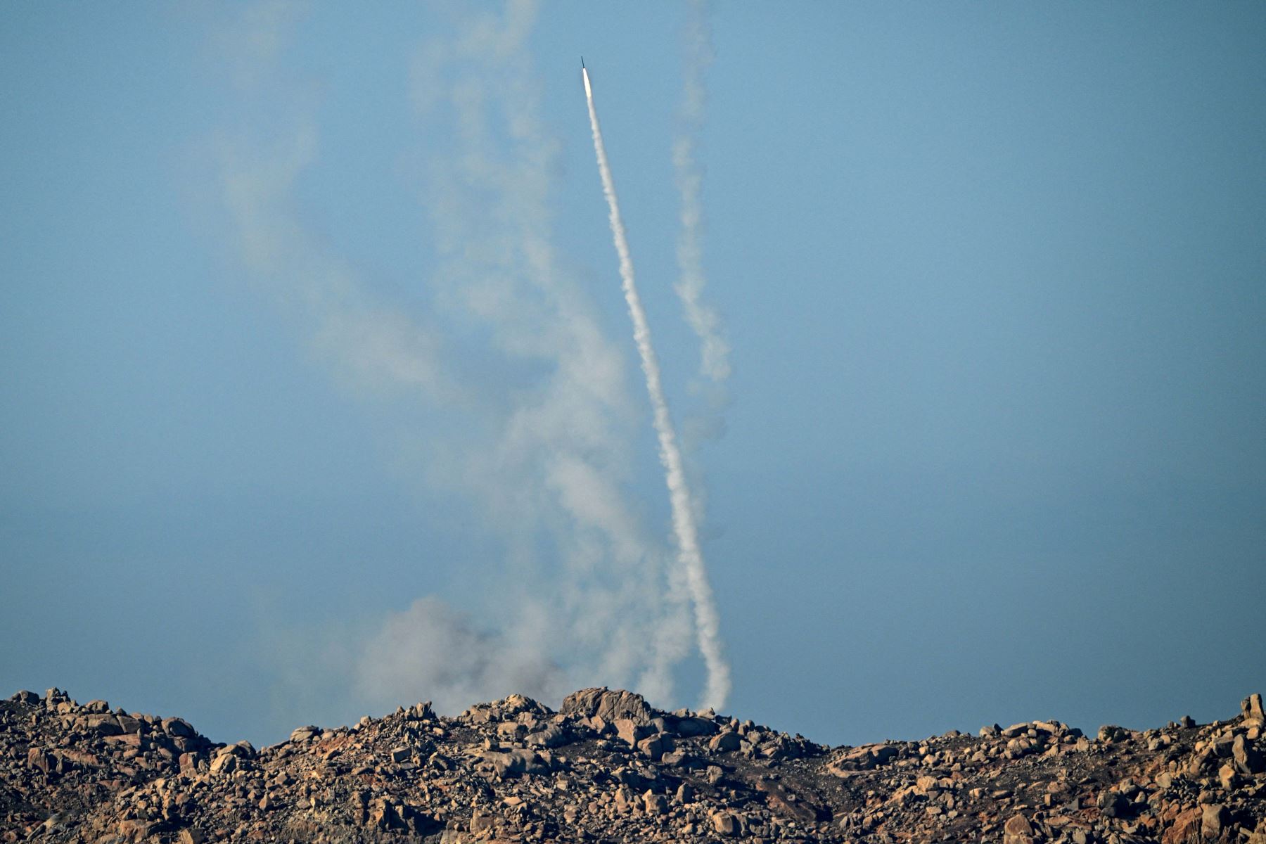 El Ejército Popular de Liberación de China dispara un cohete al aire durante los ejercicios militares en la isla de Pingtan, en la provincia oriental china de Fujian, el punto más cercano a Taiwán. Foto: AFP