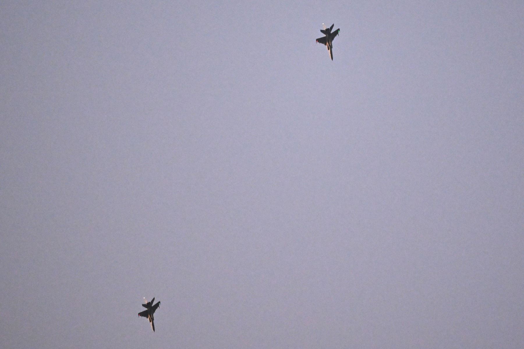 Dos cazabombarderos JH-7A chinos sobrevuelan el estrecho de Taiwán, vistos desde la isla de Pingtan, el 29 de diciembre de 2025. China lanzó ejercicios con fuego real en Taiwán simulando un bloqueo de los principales puertos de la isla autónoma. Foto: AFP