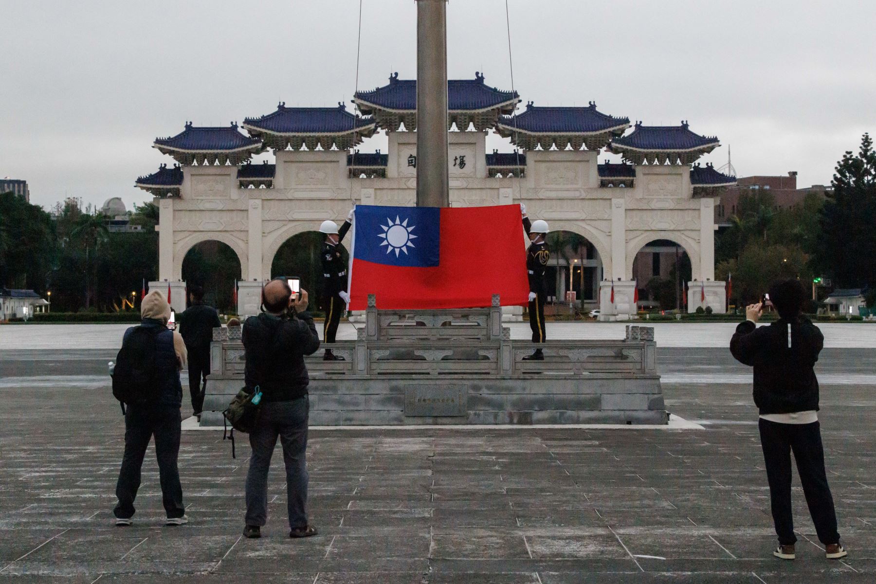 La bandera nacional de Taiwán es izada durante una ceremonia a primera hora de la mañana después de que el Ejército Popular de Liberación de China anunciara que realizaría simulacros de fuego real en cinco áreas marítimas y aéreas designadas alrededor de Taiwán. Foto: AFP