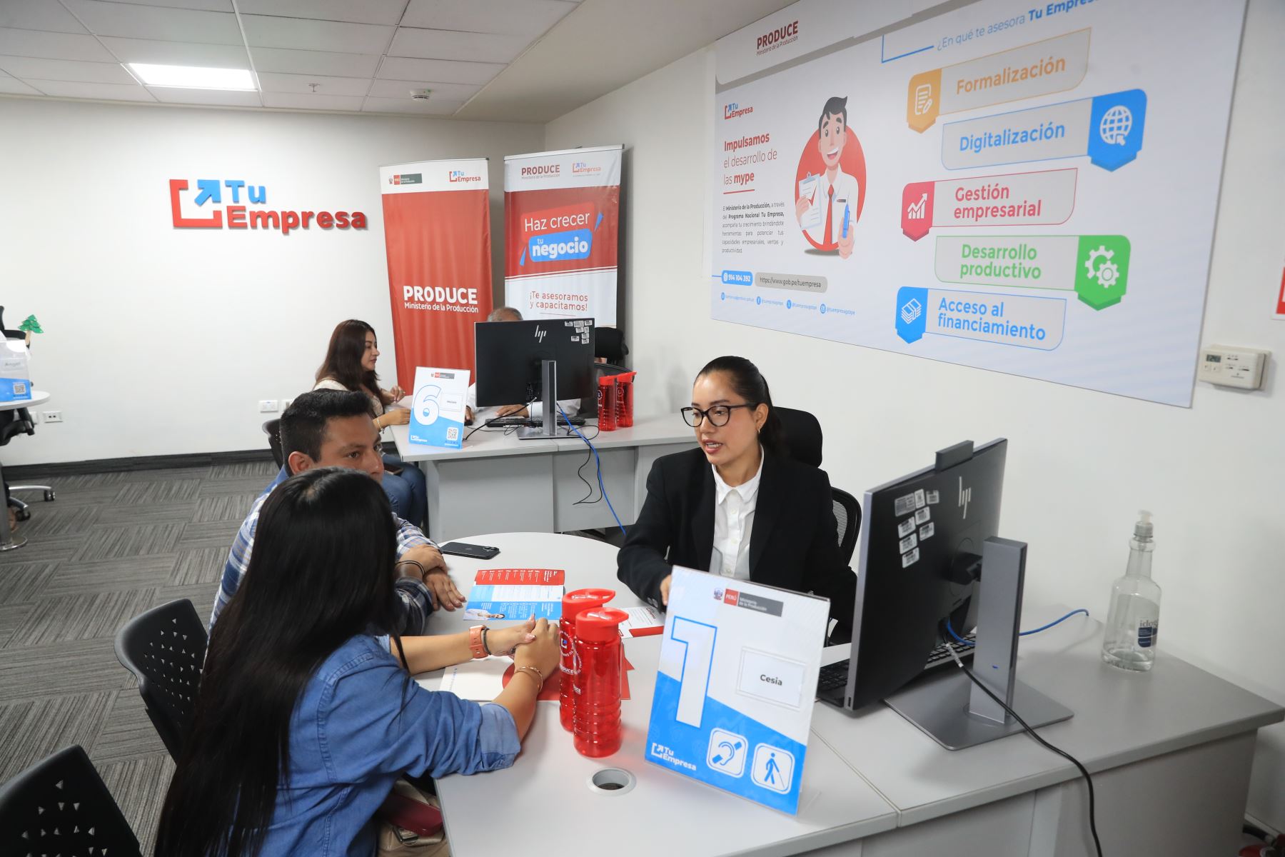 El Programa Tu Empresa ofrece acompañamiento especializado a emprendedores y micro y pequeñas empresas en temas como constitución y formalización empresarial, administración de negocios, transformación digital, acceso a financiamiento y mejora productiva.  Foto: ANDINA/Ricardo Cuba