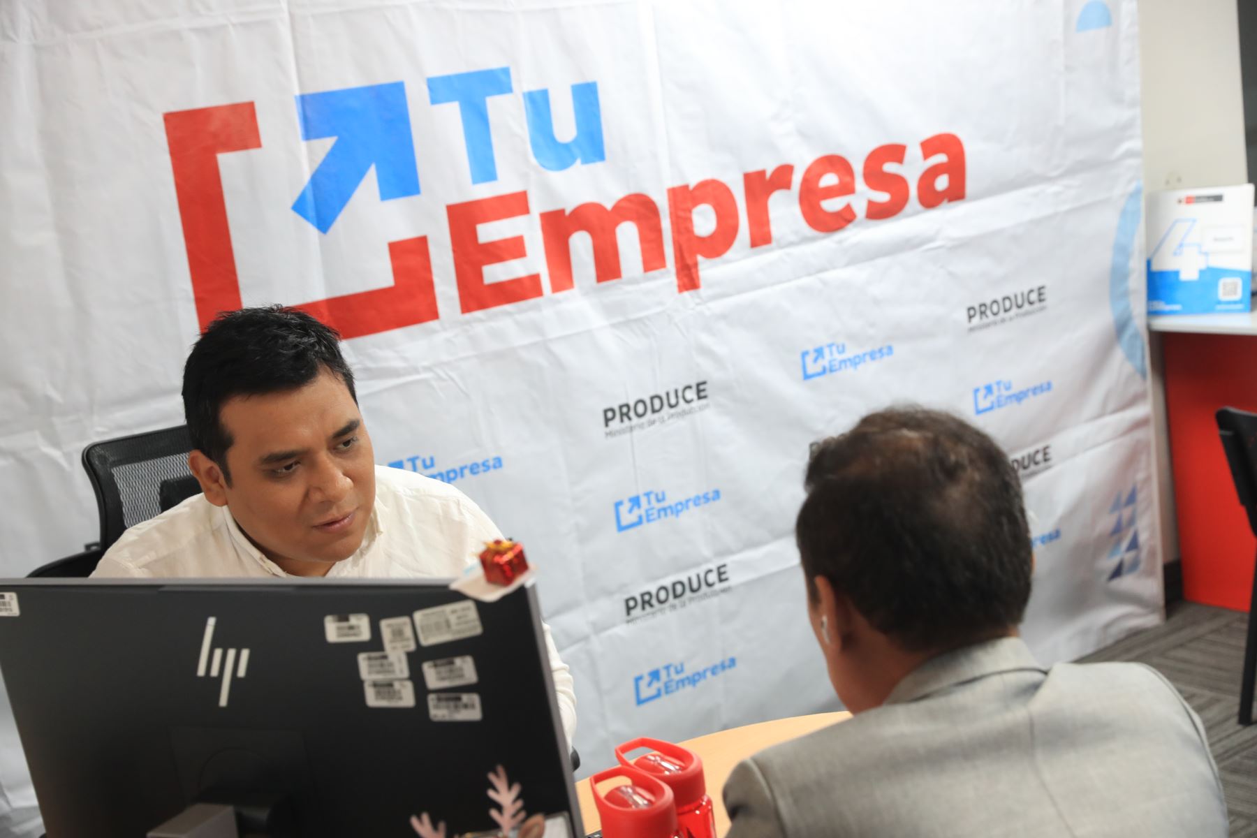 Estos servicios se brindan en 32 Centros de Desarrollo Empresarial (CDE), en cuatro centros MAC (Lima Norte, Lima Sur, Lima Este y Callao) y en un módulo de atención ubicado en el MINTRA, todos implementados con el apoyo de entidades públicas y privadas.  Foto: ANDINA/Ricardo Cuba