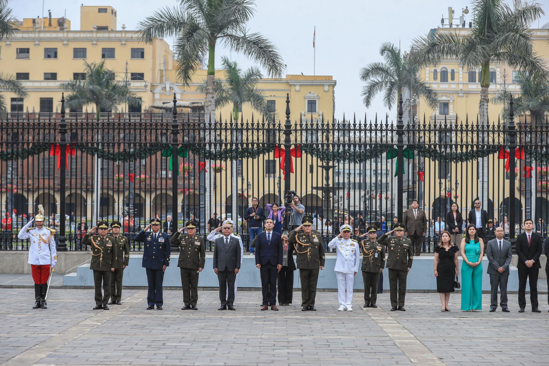 En el Patio de Honor de Palacio de Gobierno, el presidente de la República José Jerí Oré participó en la ceremonia de despedida del general de Ejército David Ojeda Parra, quien culmina su labor al frente del Comando Conjunto de las Fuerzas Armadas. Foto: ANDINA/Prensa Presidencia