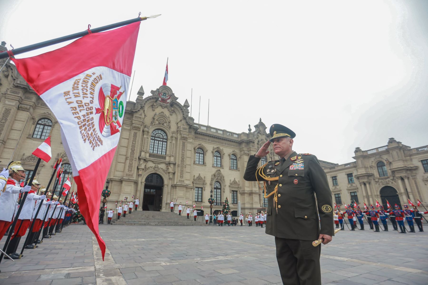 En el Patio de Honor de Palacio de Gobierno, el presidente de la República José Jerí Oré participó en la ceremonia de despedida del general de Ejército David Ojeda Parra, quien culmina su labor al frente del Comando Conjunto de las Fuerzas Armadas. Foto: ANDINA/Prensa Presidencia