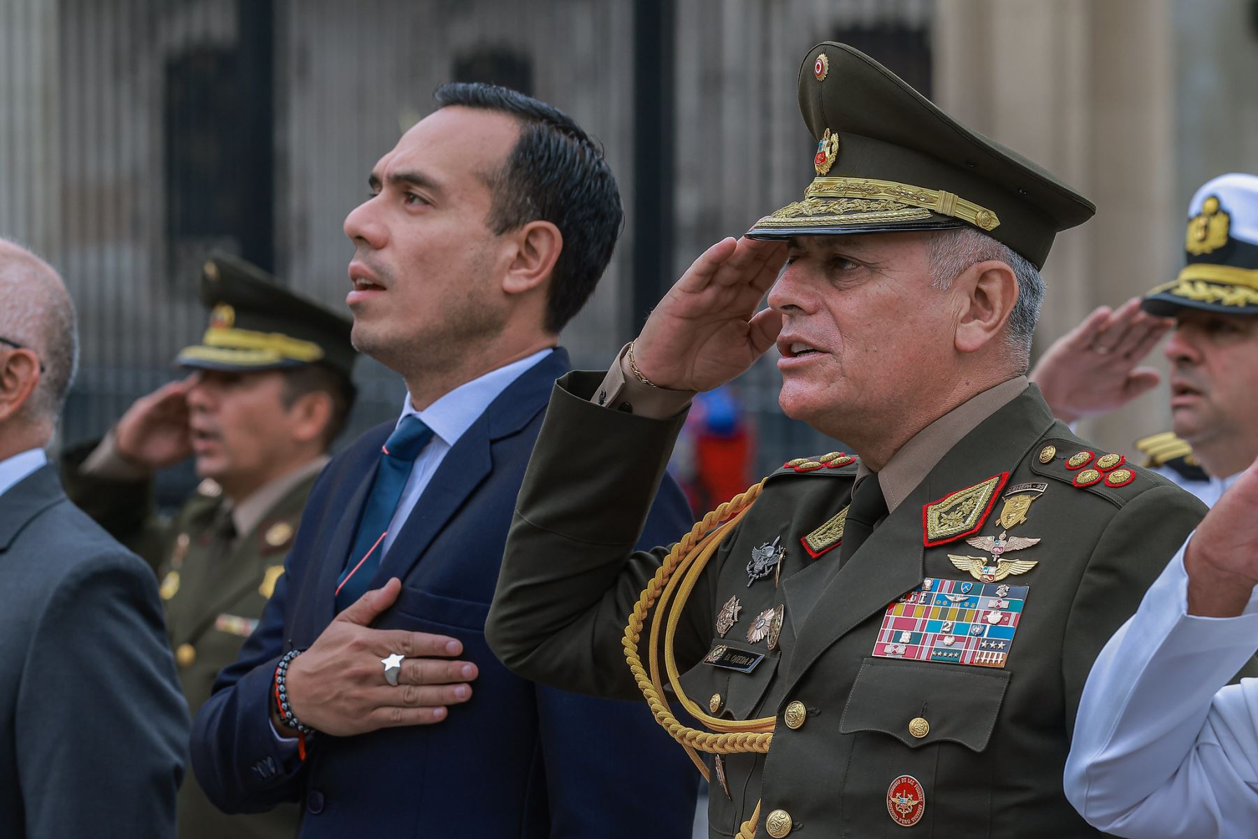 En el Patio de Honor de Palacio de Gobierno, el presidente de la República José Jerí Oré participó en la ceremonia de despedida del general de Ejército David Ojeda Parra, quien culmina su labor al frente del Comando Conjunto de las Fuerzas Armadas. Foto: ANDINA/Prensa Presidencia