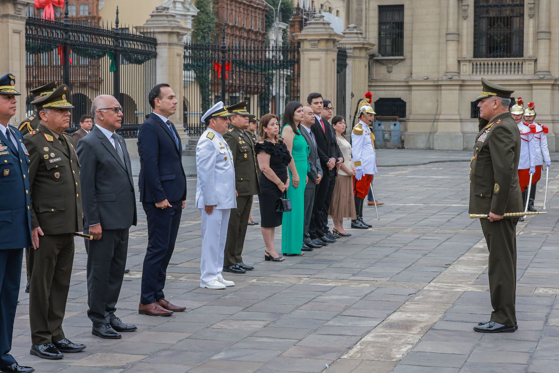 En el Patio de Honor de Palacio de Gobierno, el presidente de la República José Jerí Oré participó en la ceremonia de despedida del general de Ejército David Ojeda Parra, quien culmina su labor al frente del Comando Conjunto de las Fuerzas Armadas. Foto: ANDINA/Prensa Presidencia