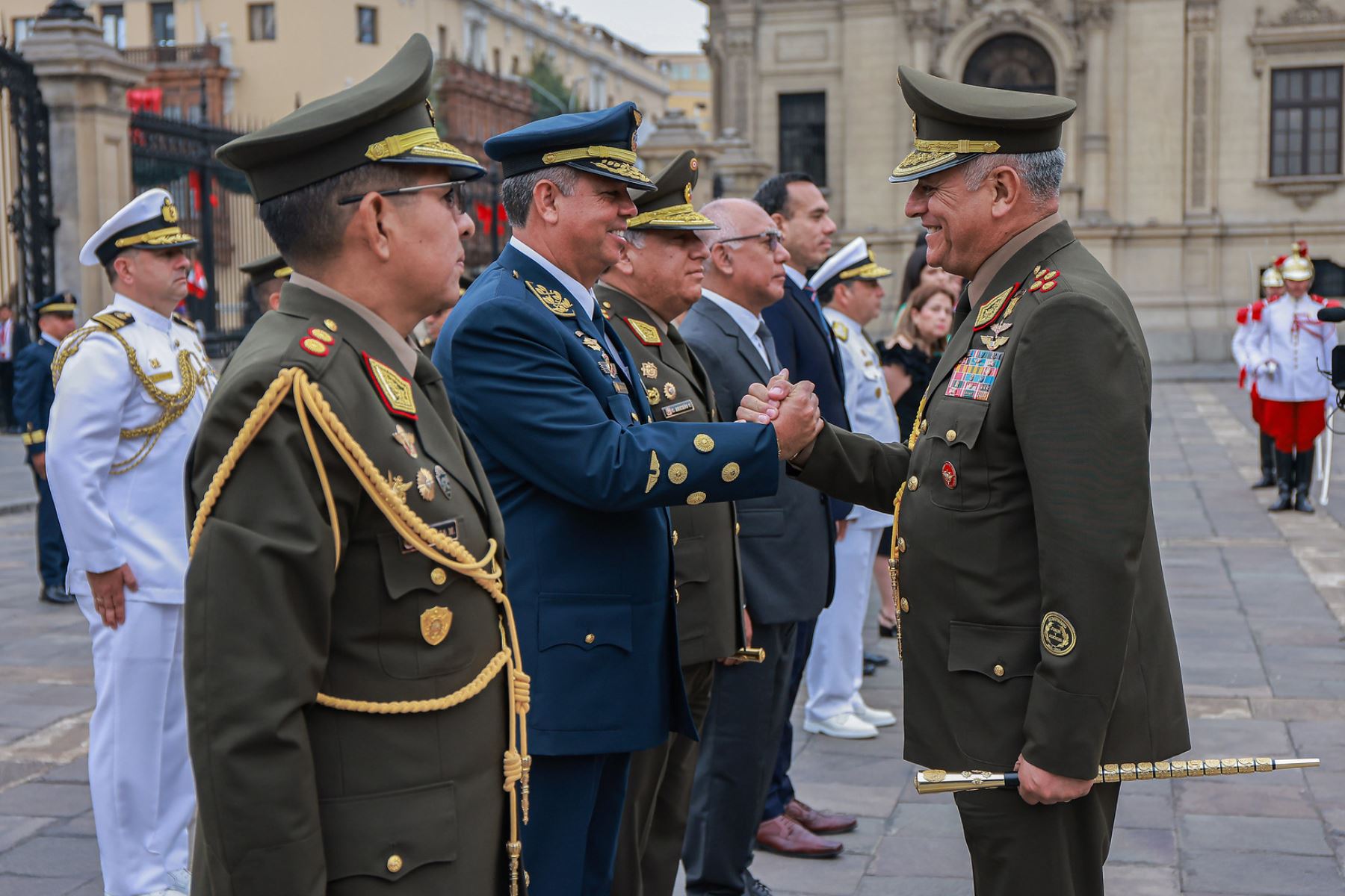 En el Patio de Honor de Palacio de Gobierno, el presidente de la República José Jerí Oré participó en la ceremonia de despedida del general de Ejército David Ojeda Parra, quien culmina su labor al frente del Comando Conjunto de las Fuerzas Armadas. Foto: ANDINA/Prensa Presidencia