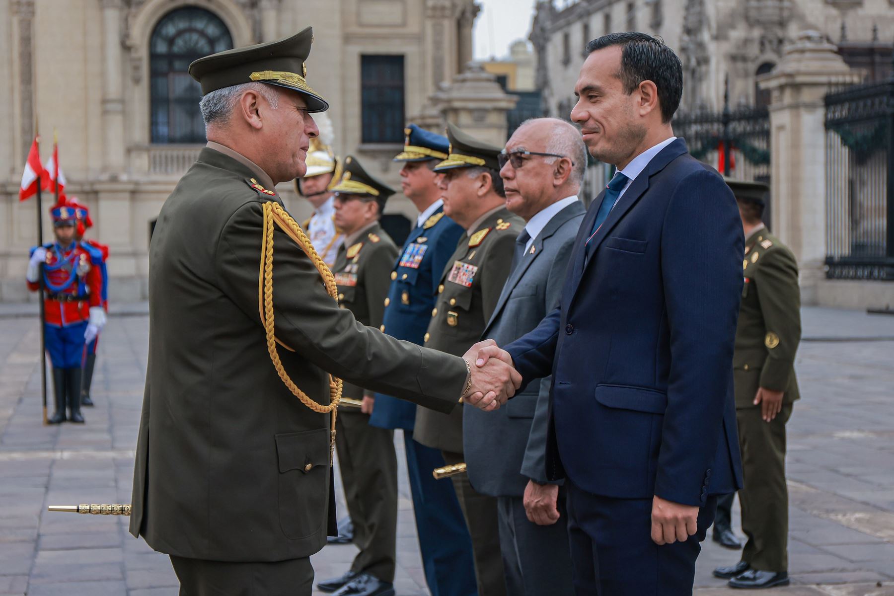 En el Patio de Honor de Palacio de Gobierno, el presidente de la República José Jerí Oré participó en la ceremonia de despedida del general de Ejército David Ojeda Parra, quien culmina su labor al frente del Comando Conjunto de las Fuerzas Armadas. Foto: ANDINA/Prensa Presidencia
