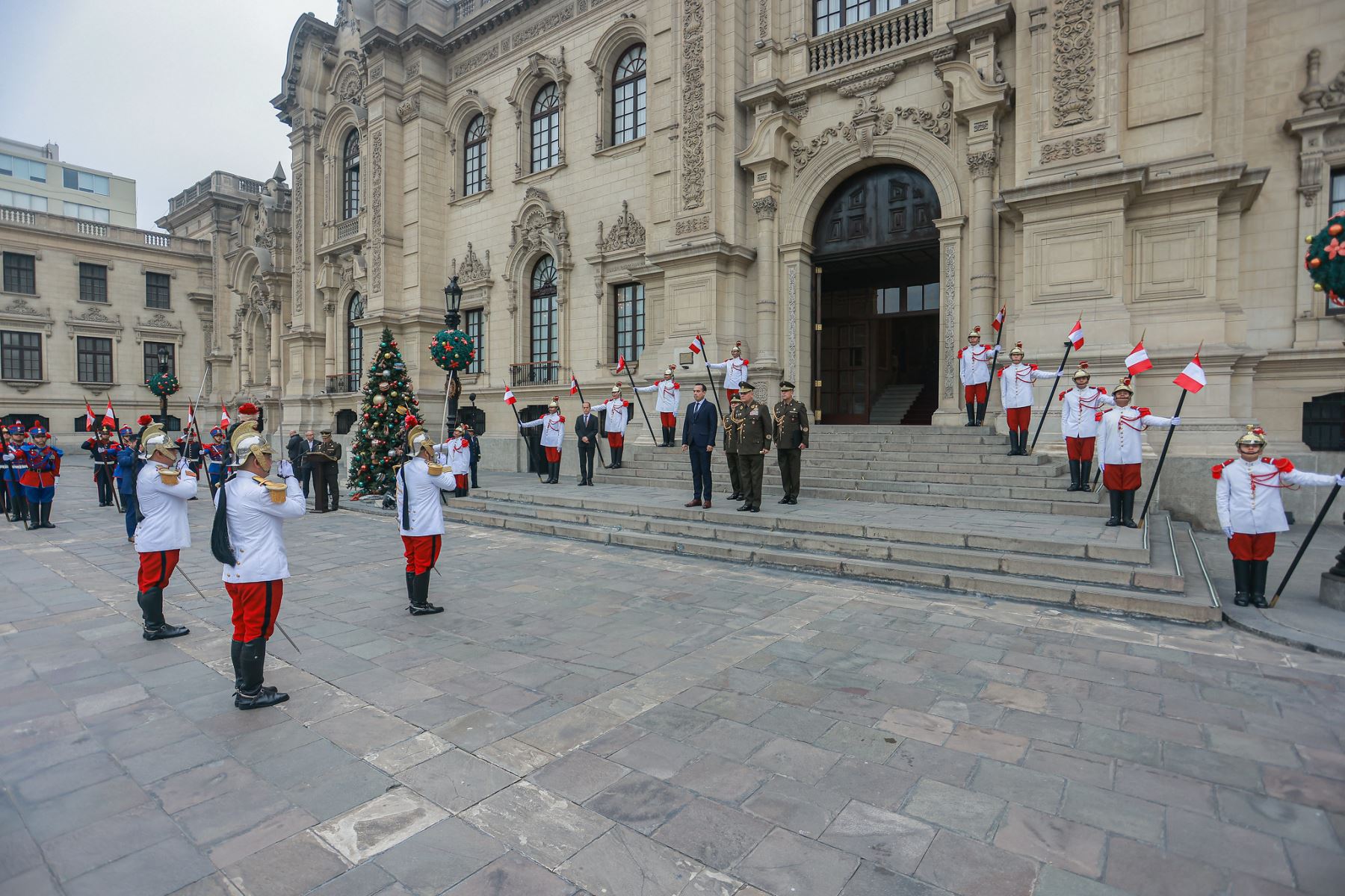 En el Patio de Honor de Palacio de Gobierno, el presidente de la República José Jerí Oré participó en la ceremonia de despedida del general de Ejército David Ojeda Parra, quien culmina su labor al frente del Comando Conjunto de las Fuerzas Armadas. Foto: ANDINA/Prensa Presidencia