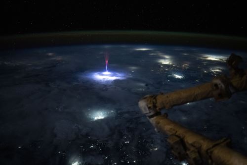 Astronauta de la NASA capta desde el espacio un raro rayo azul y rojo sobre una tormenta eléctrica. Foto: NASA/N. Ayers