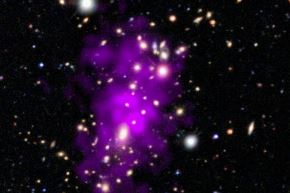 Su apodo, “Champagne Cluster”, proviene no solo de la fecha festiva, sino también de su apariencia: burbujeante y brillante, con gases supercalientes que recuerdan al espumoso tradicional de las celebraciones. Foto: NASA