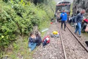 Tourists affected by the train collision received assistance from various Peruvian government agencies. Photo: Andina / Difusion.