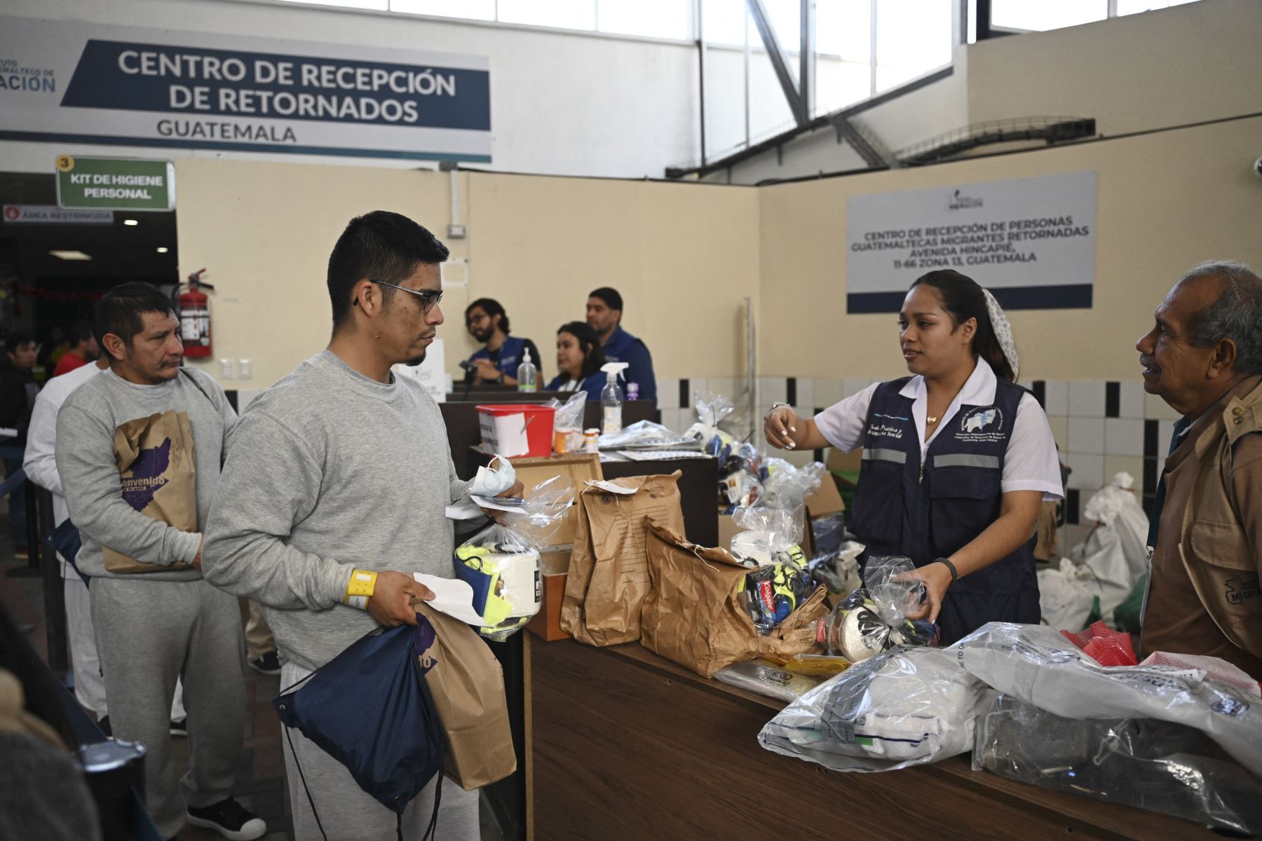 Un migrante guatemalteco deportado de Estados Unidos es asistido en el Centro de Recepción de Retornados a su llegada a la Base de la Fuerza Aérea Guatemalteca en la Ciudad de Guatemala el 30 de diciembre de 2025, tras el último vuelo de deportados del año. Foto: AFP
