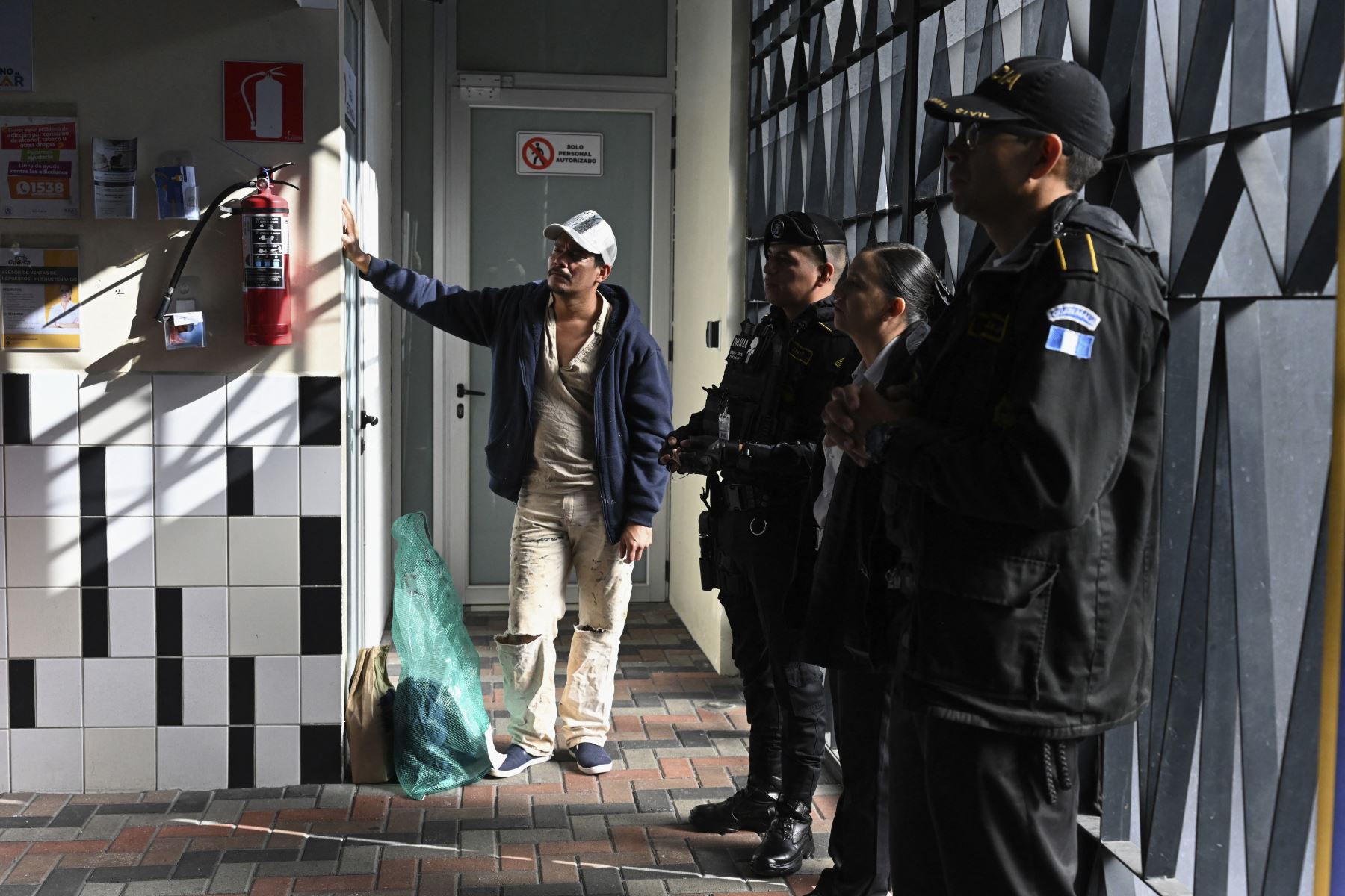 Un migrante guatemalteco deportado de Estados Unidos espera recibir asistencia en el Centro de Recepción de Retornados a su llegada a la Base de la Fuerza Aérea Guatemalteca en la Ciudad de Guatemala el 30 de diciembre de 2025, tras el último vuelo de deportados del año. Foto: AFP