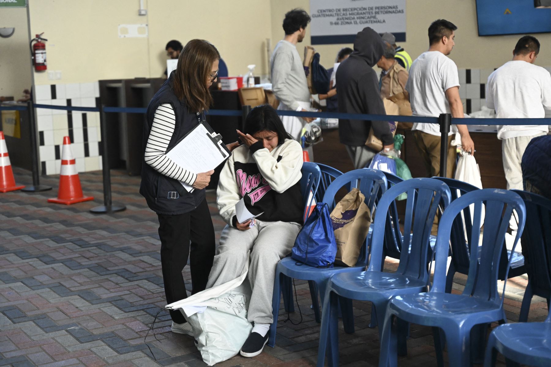 Una migrante guatemalteca deportada de Estados Unidos llora mientras recibe asistencia en el Centro de Recepción de Retornados a su llegada a la Base de la Fuerza Aérea Guatemalteca en la Ciudad de Guatemala el 30 de diciembre de 2025, tras el último vuelo de deportados del año. Foto: AFP