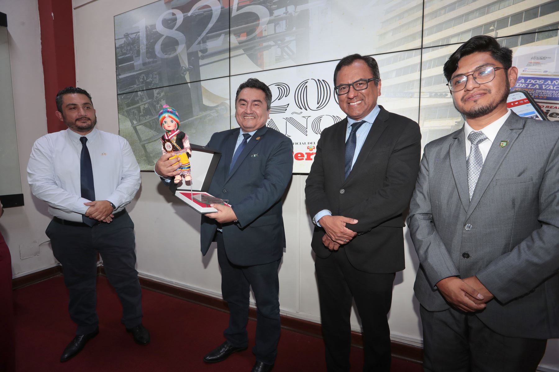 El director del Diario El Peruano y de la Agencia Andina, Félix Paz, participó en el homenaje que la Asociación Niño Patriota del Bicentenario del Perú le rindió al diario, en el marco del Concurso Nacional 200 Poemas por el Bicentenario de El Peruano.
Foto: ANDINA/Verónica Calderón