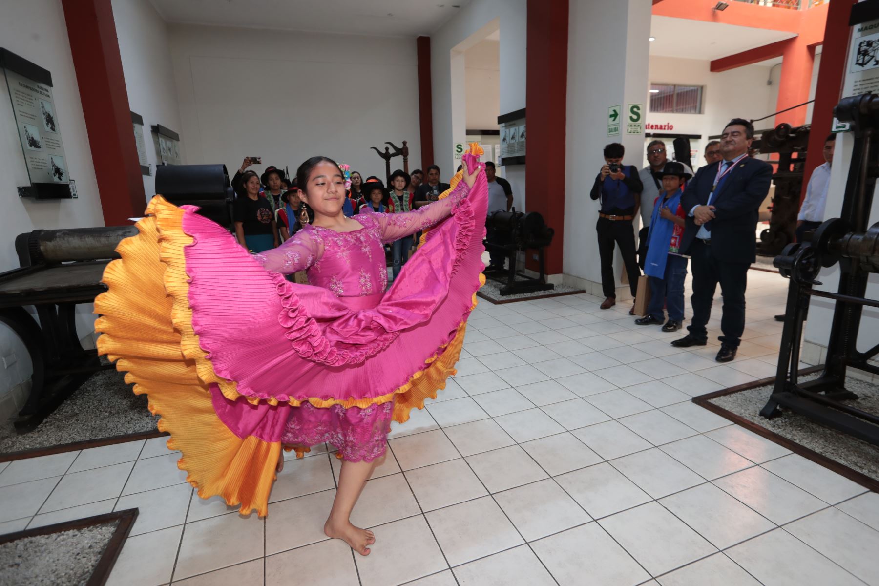 La Asociación Niño Patriota del Bicentenario de la Independencia del Perú y la Red de Bibliotecas Públicas Julio C. Tello rindieron un homenaje al Diario Oficial El Peruano en el marco del Concurso Nacional 200 Poemas por el Bicentenario de El Peruano.
Foto: ANDINA/Verónica Calderón
