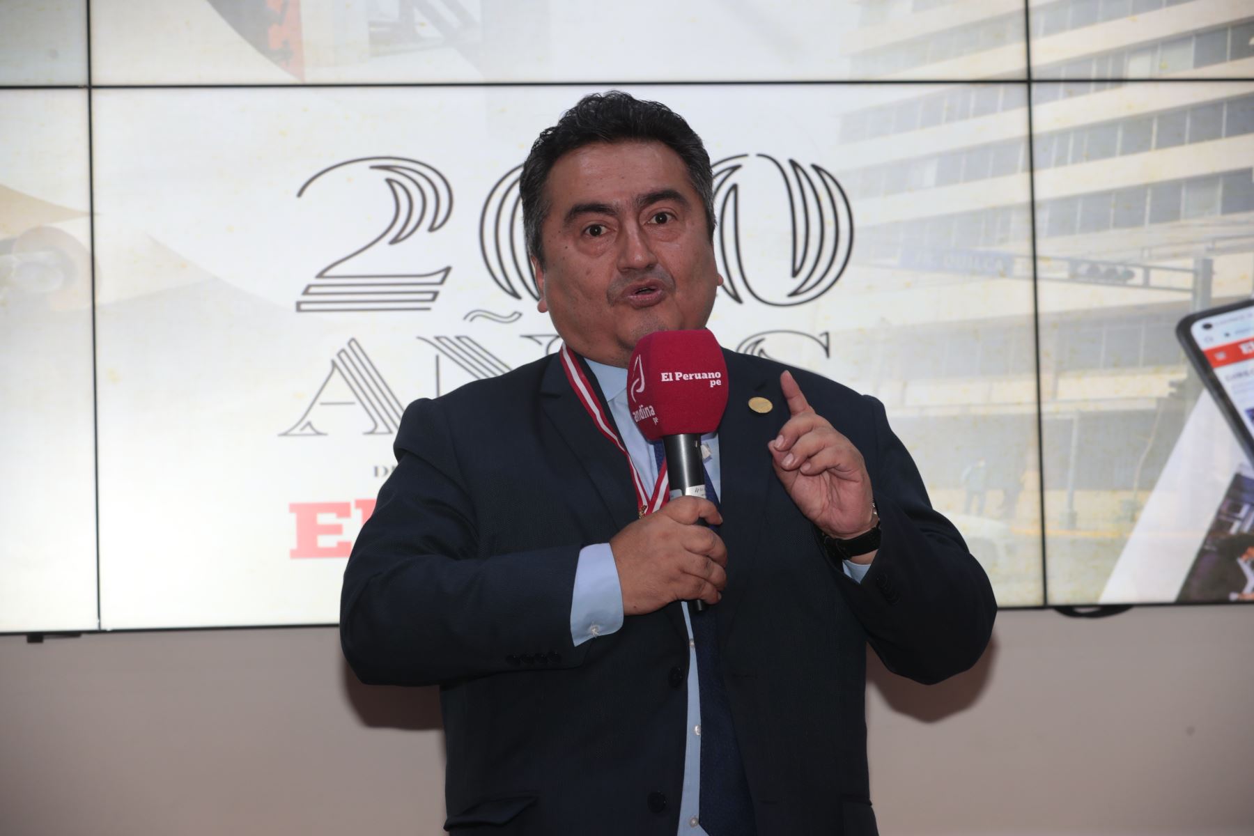 El director del Diario El Peruano y de la Agencia Andina, Félix Paz, participó en el homenaje que la Asociación Niño Patriota del Bicentenario del Perú le rindió al diario, en el marco del Concurso Nacional 200 Poemas por el Bicentenario de El Peruano.
Foto: ANDINA/Verónica Calderón
