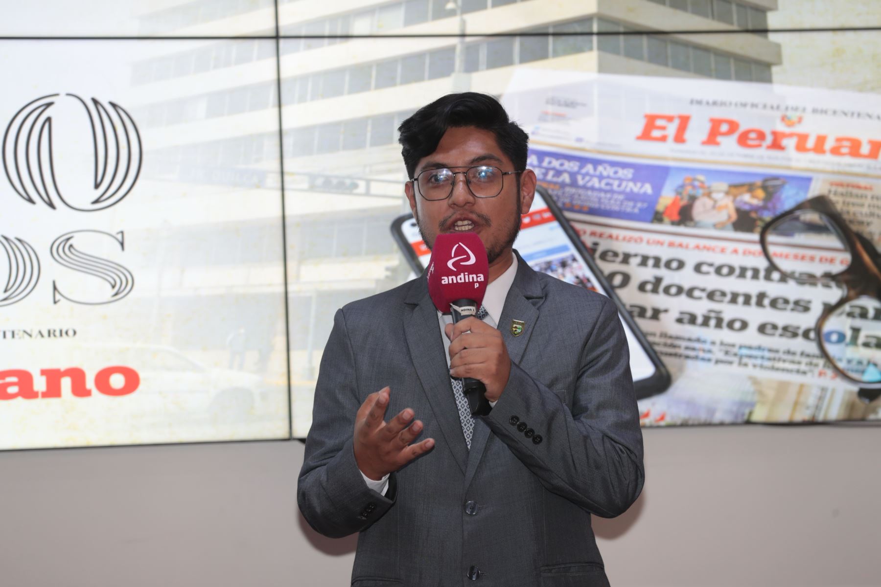 La Asociación Niño Patriota del Bicentenario de la Independencia del Perú y la Red de Bibliotecas Públicas Julio C. Tello rindieron un homenaje al Diario Oficial El Peruano en el marco del Concurso Nacional 200 Poemas por el Bicentenario de El Peruano.
Foto: ANDINA/Verónica Calderón