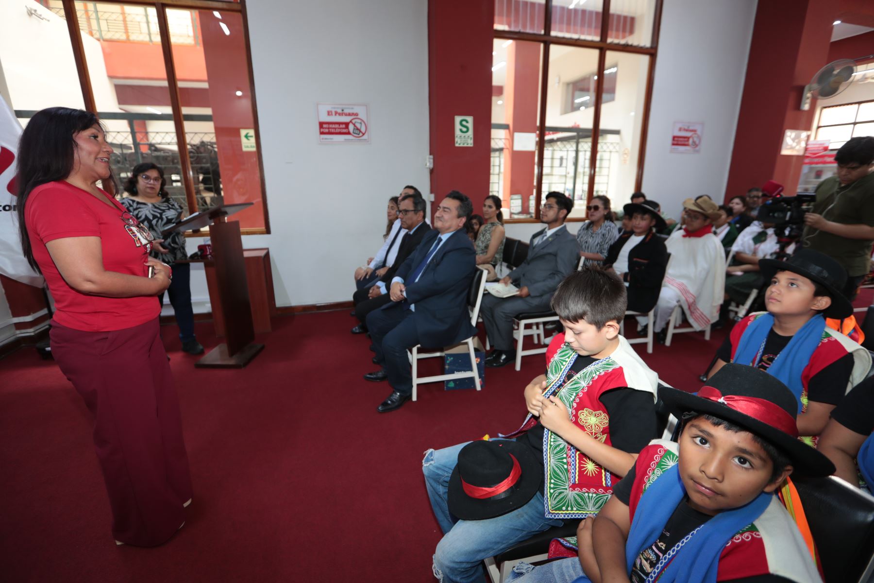 Escolares de distintas instituciones educativas declamaron poesías en el marco del Concurso Nacional 200 Poemas por el Bicentenario del Diario Oficial El Peruano, organizado por la Asociación Niño Patriota del Bicentenario del Perú y la Red de Bibliotecas Públicas Julio C. Tello.
Foto: ANDINA/Verónica Calderón